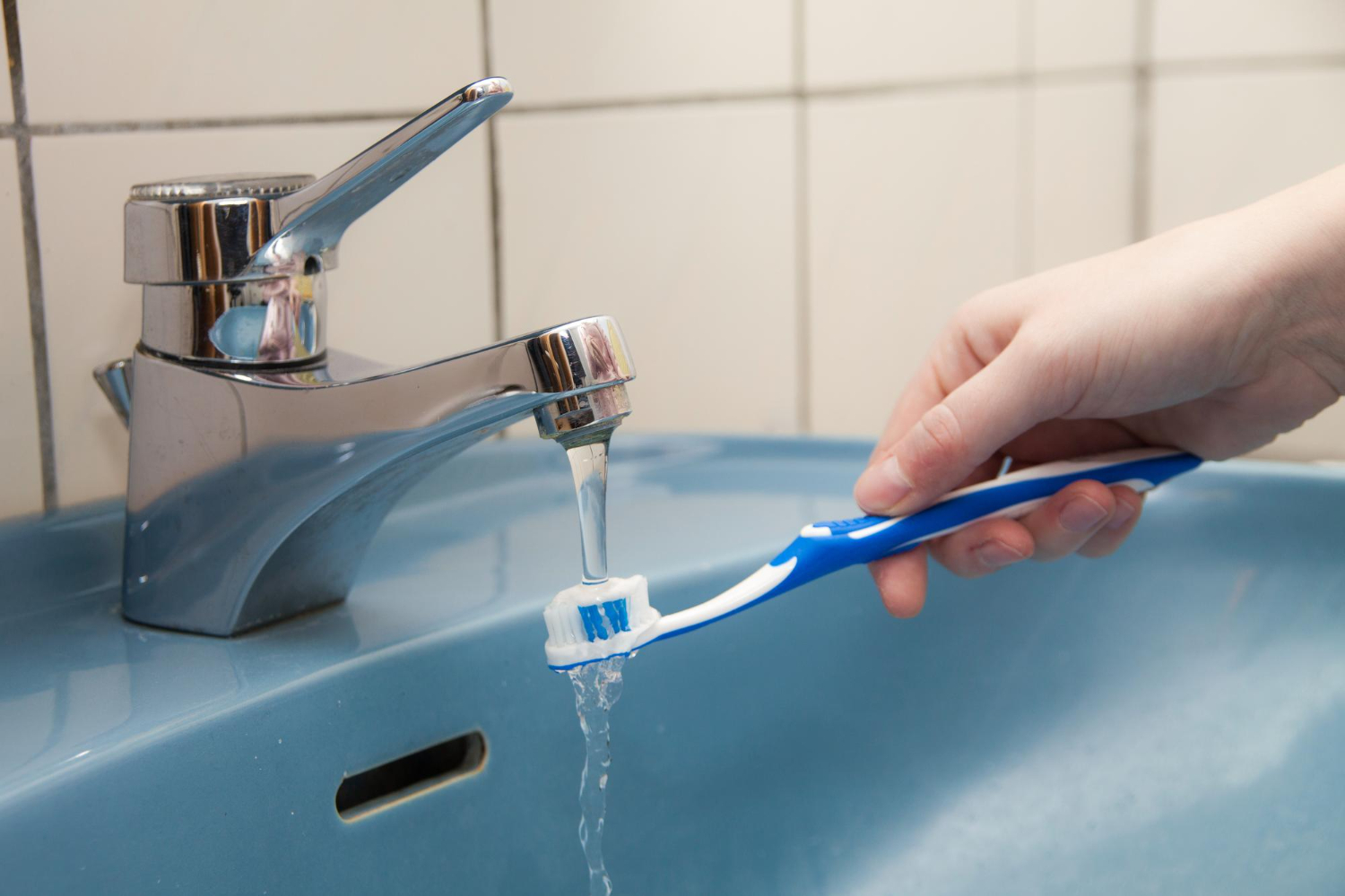 1. Ne pas mouiller correctement sa brosse à dents