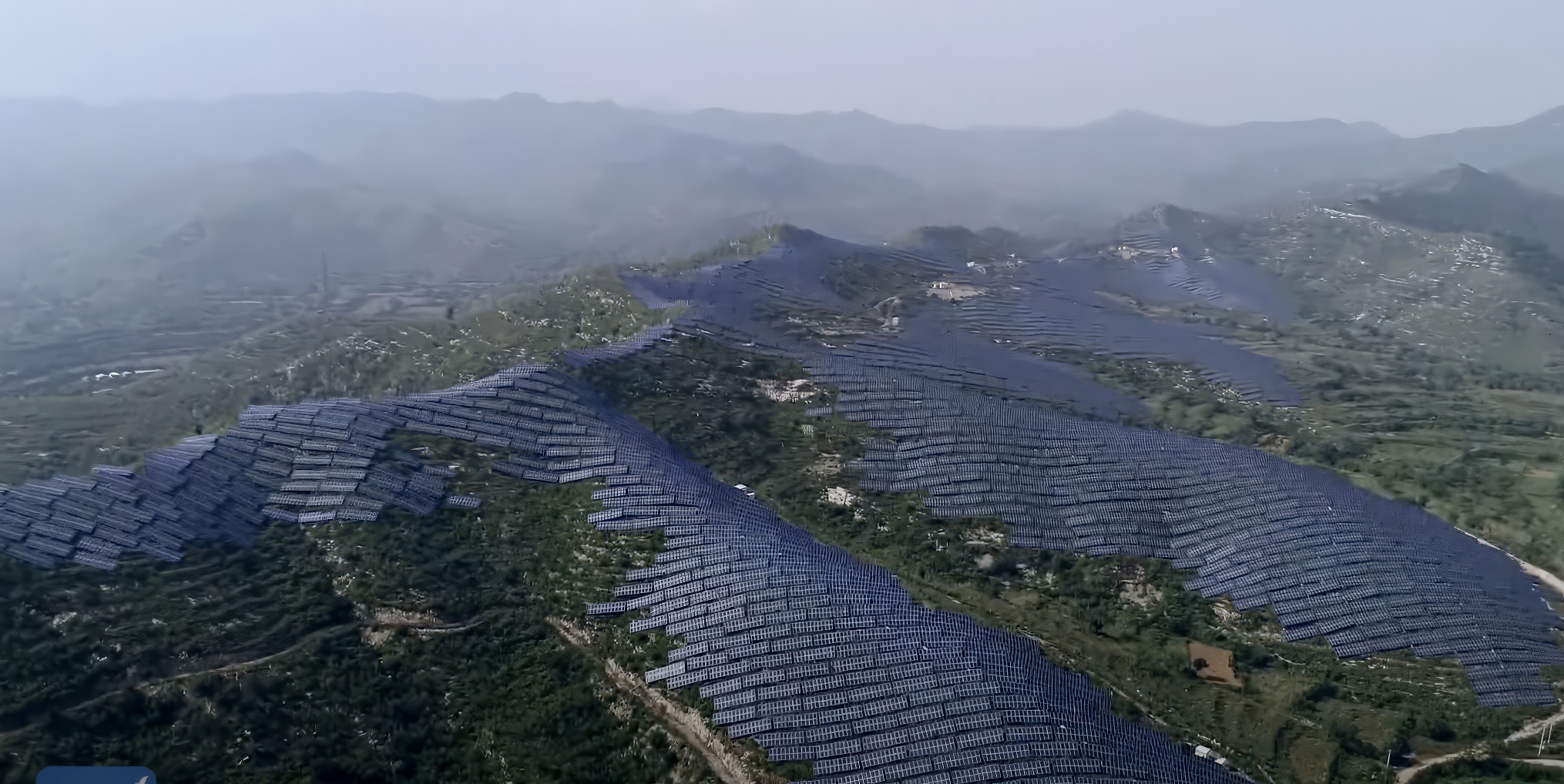 Une chaîne de montagnes entière en Chine transformée en une mer de panneaux solaires