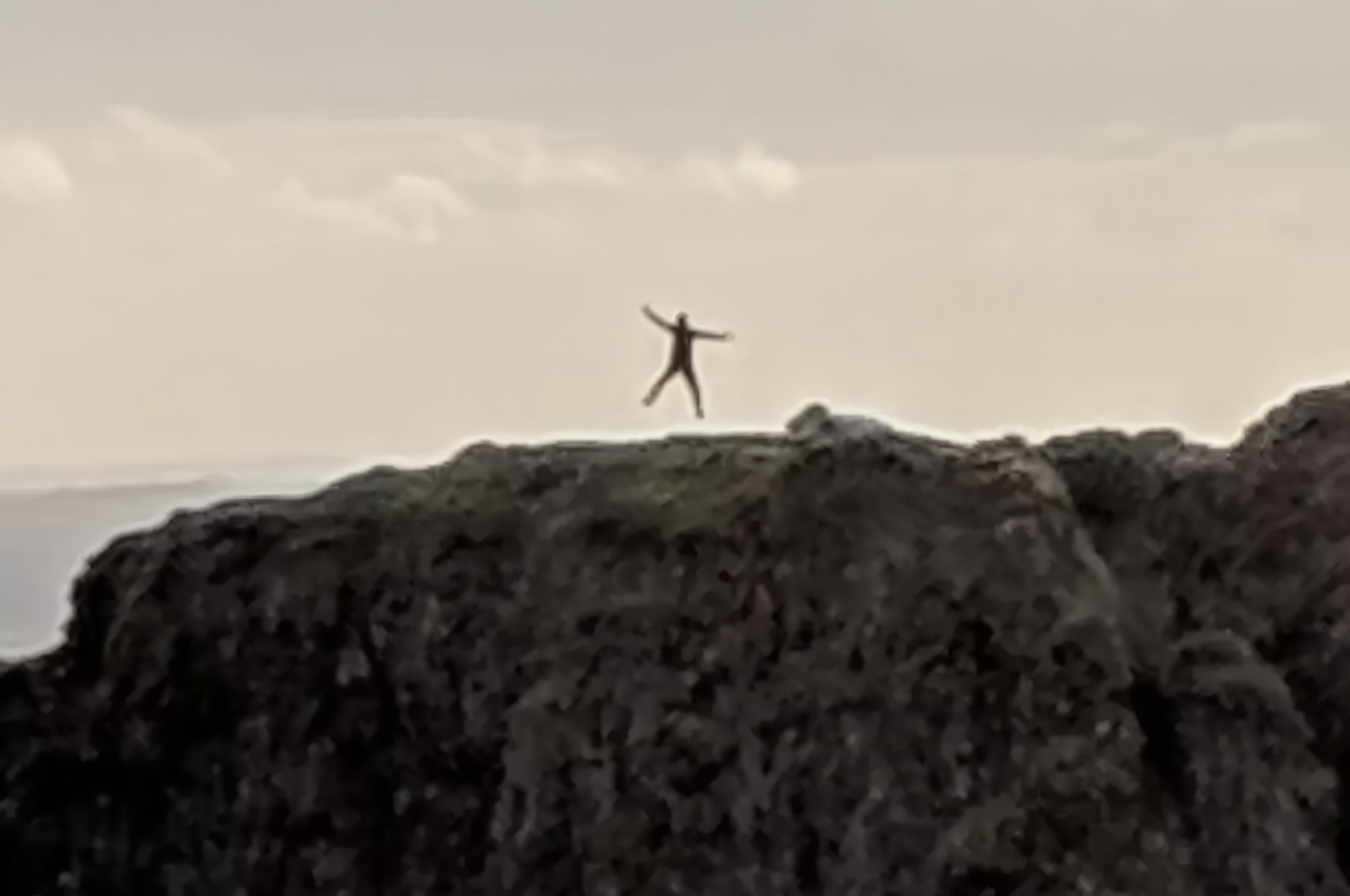 Un intrus bien mystérieux sur la falaise