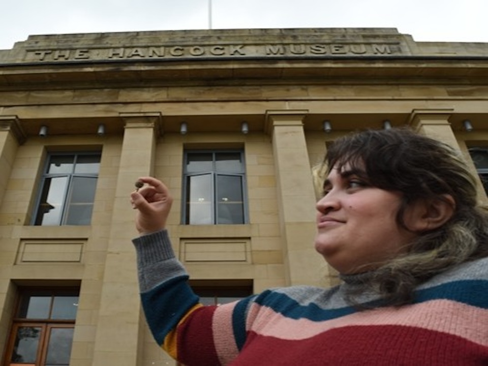 La chance incroyable d&#039;une étudiante qui découvre un trésor du moyen âge pour sa première fouille