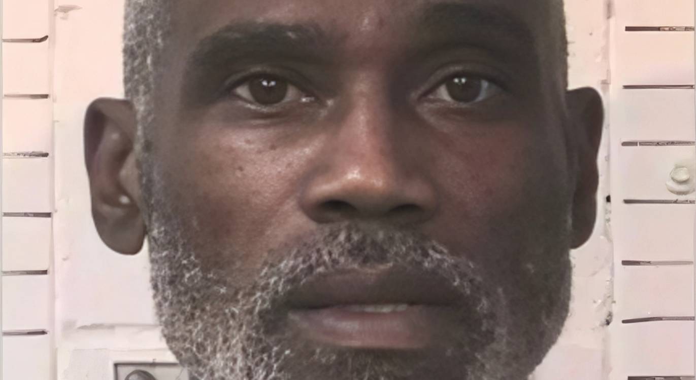 Un mari accusé du meurtre de sa femme venue le visiter en prison