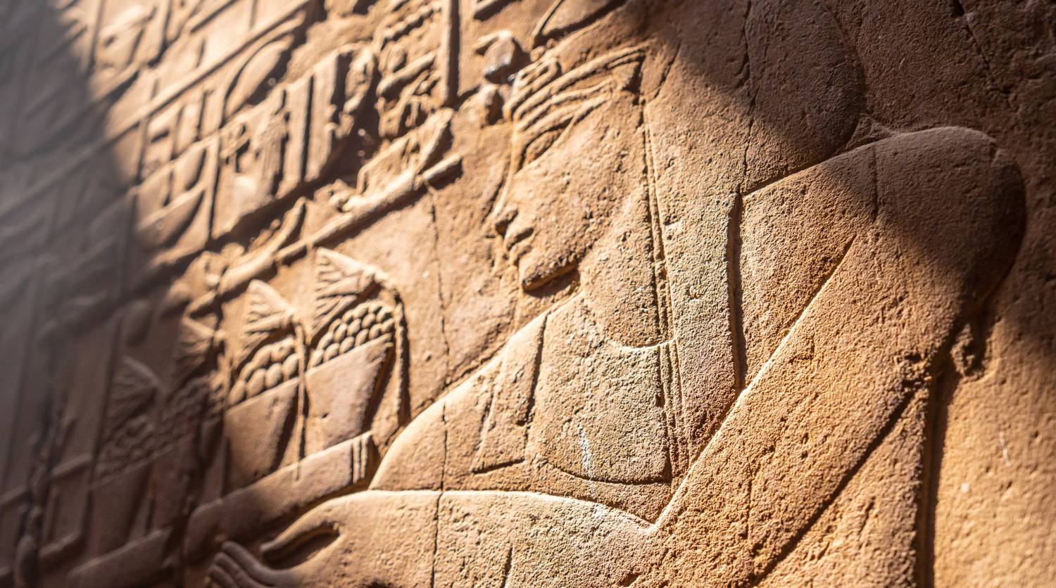 L&#8217;empreinte de main vieille de 4000 ans : la touche personnelle d&rsquo;un artisan de l&rsquo;Égypte ancienne