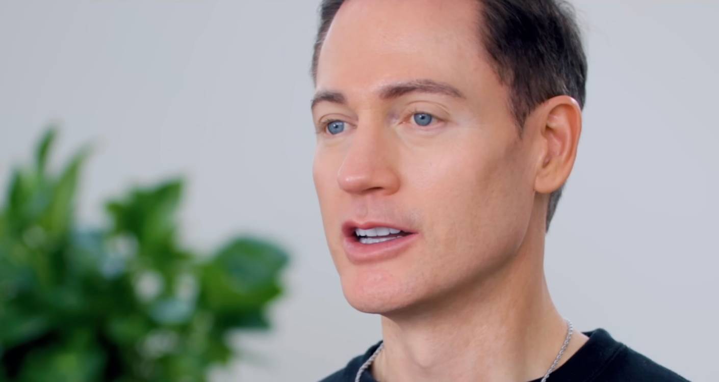 Le biohacker qui dépense 2 millions par an pour &lsquo;vivre éternellement&rsquo; révèle pourquoi son urine est devenue bleue