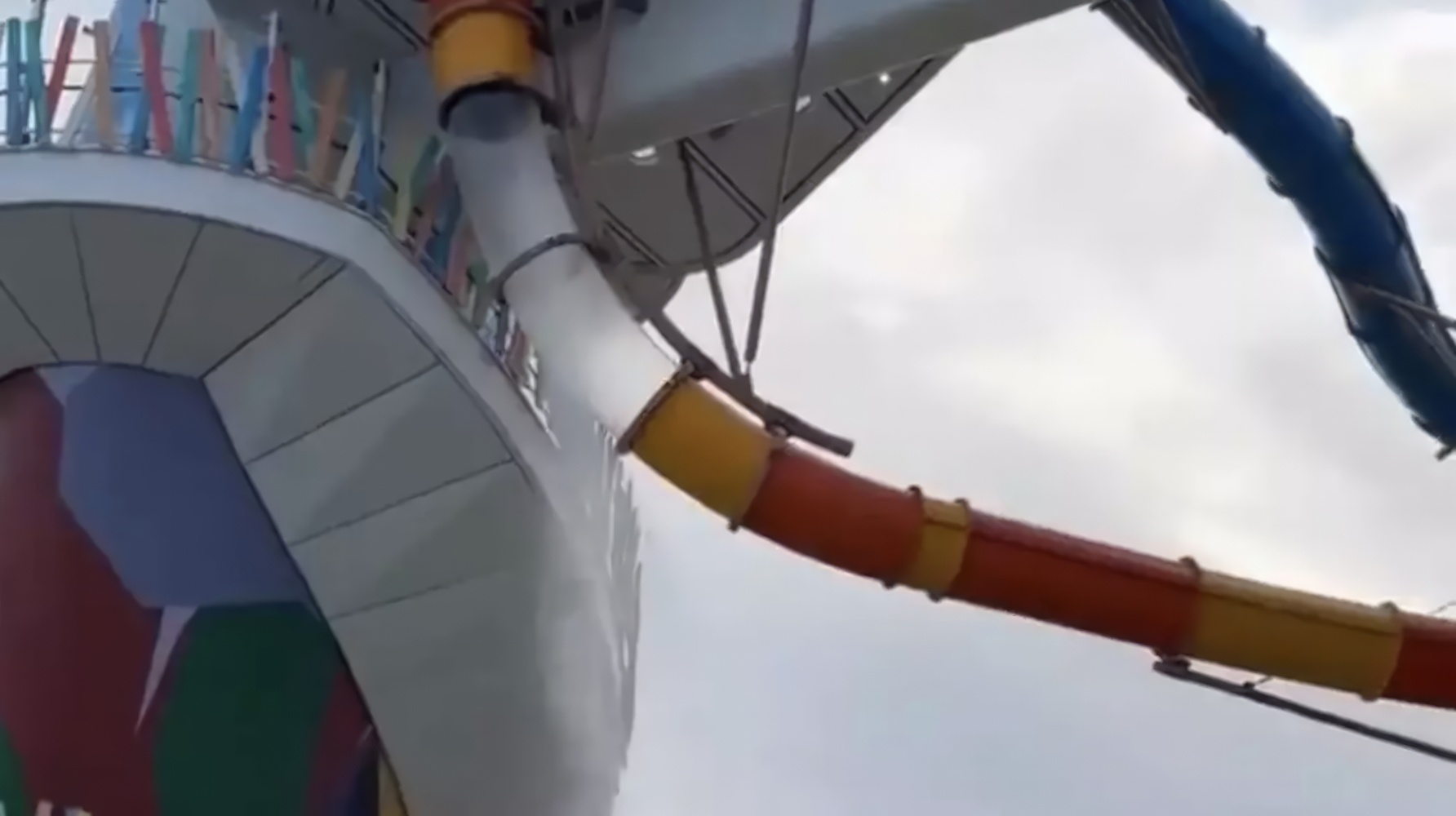 Vacances de rêve ou cauchemar ? Un toboggan se brise sur le plus grand paquebot du monde