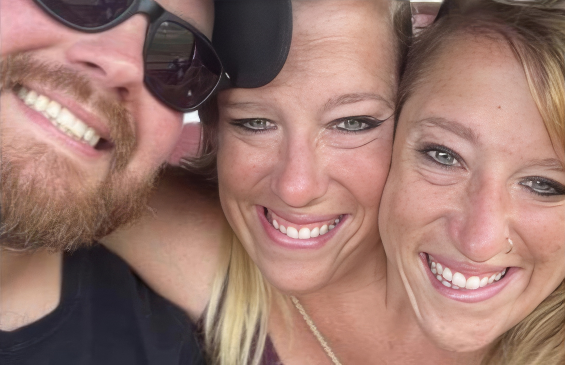 Les jumelles siamoises Abby et Brittany brisent le silence après les photos avec un bébé