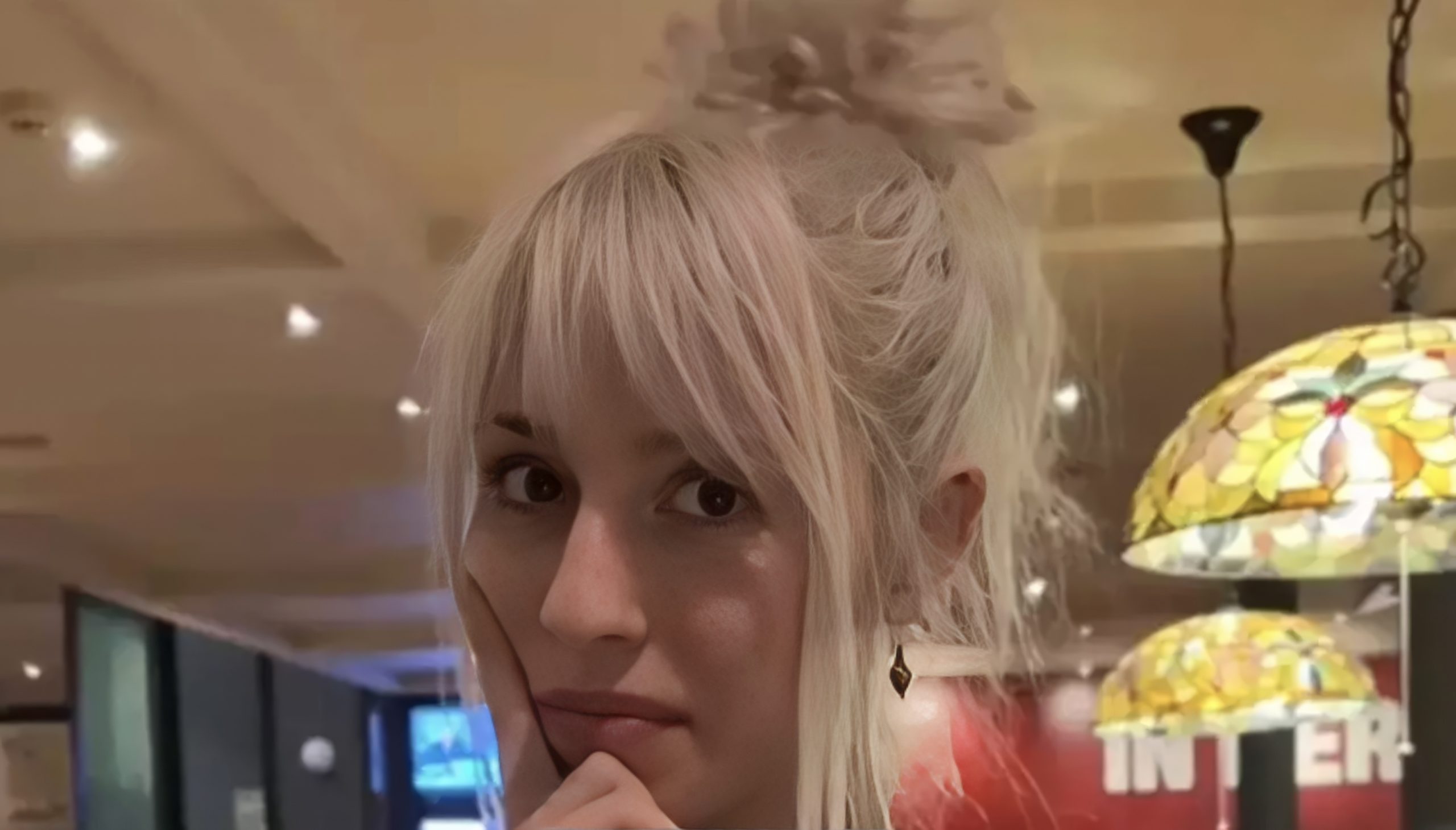 Gêne totale : Un homme se moque d’une femme avec un t-shirt de groupe… sans savoir qui elle est