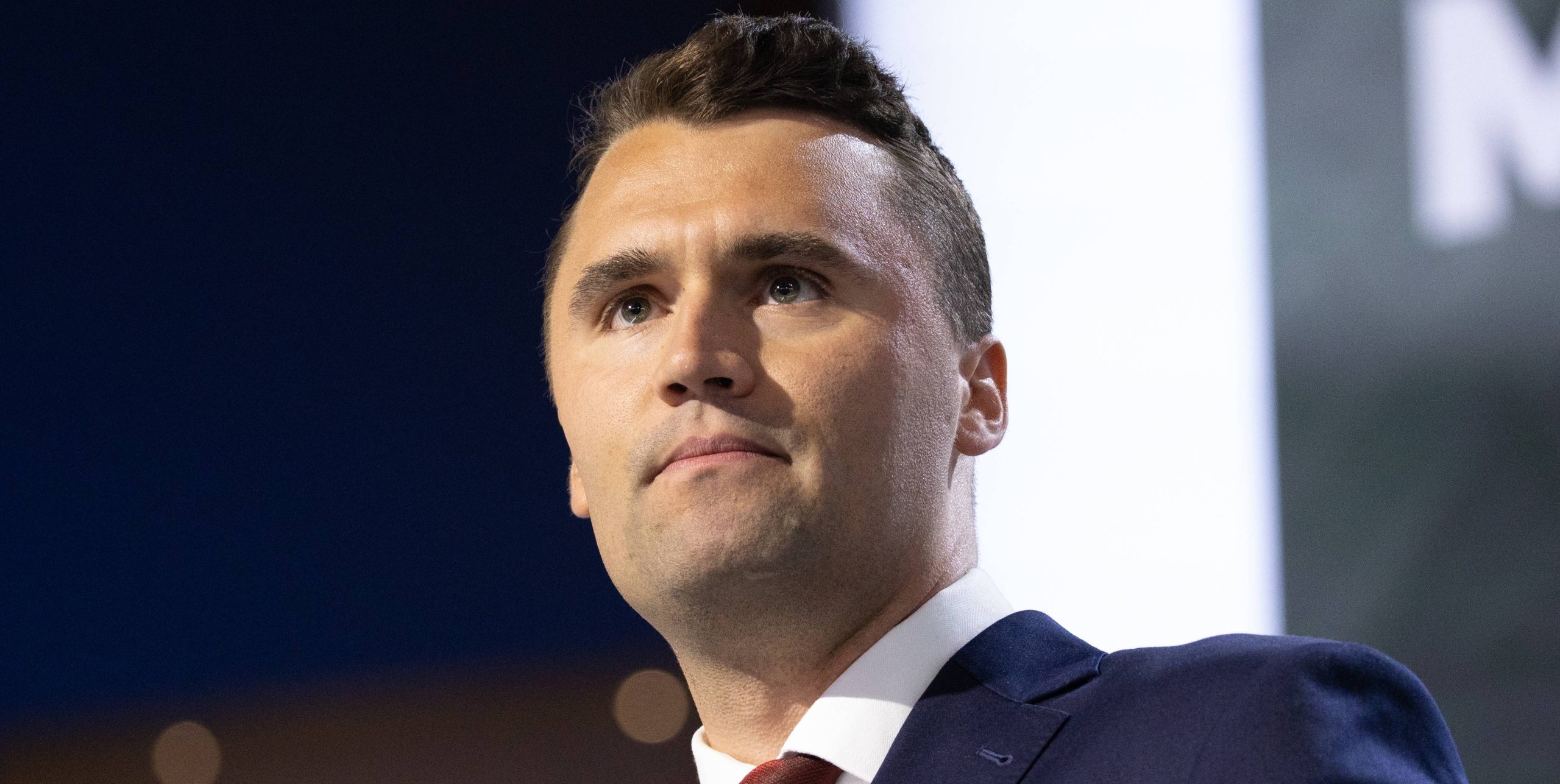 Charlie Kirk, jeune leader conservateur, tué à 31 ans lors d’une fusillade