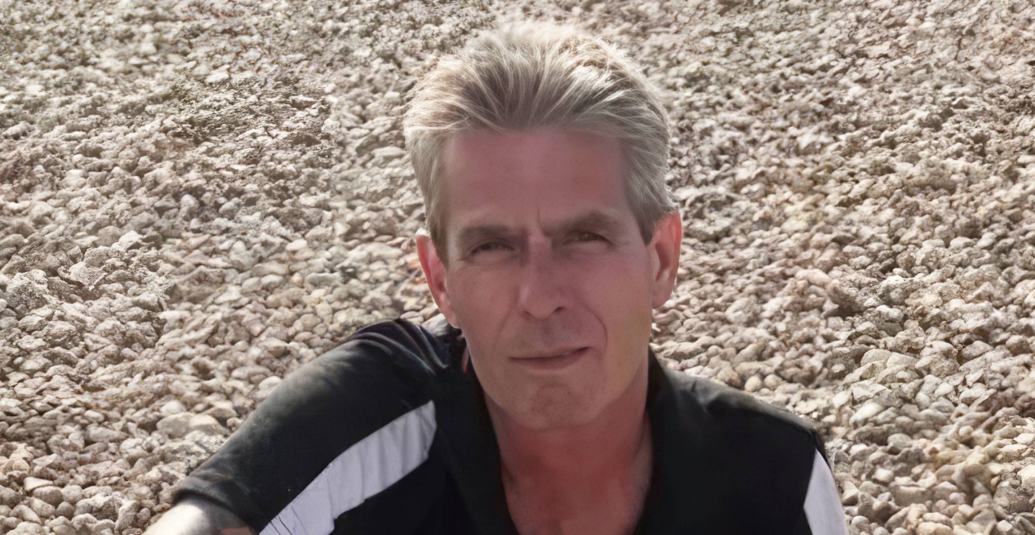 Un père de famille meurt sur un bateau pirate, l&rsquo;équipage le couvre d&rsquo;une serviette et lance une soirée mousse