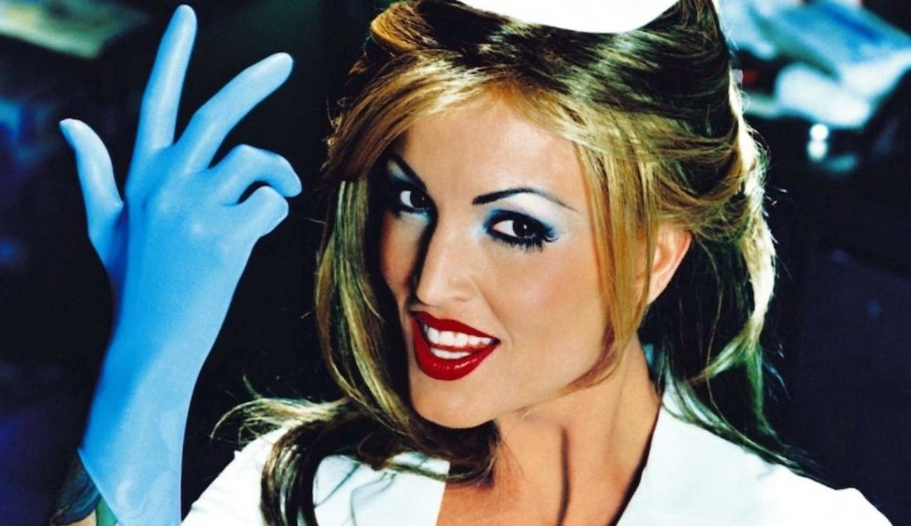 La femme de la pochette culte de Blink-182 : voici à quoi elle ressemble 26 ans plus tard