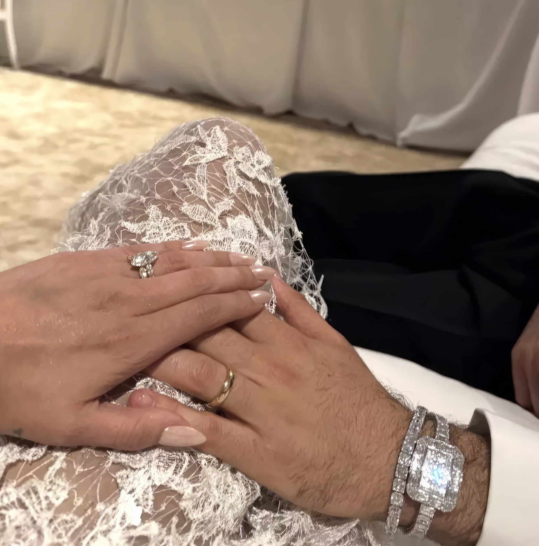 Des photos intimes, du lit conjugal à l'énorme bague