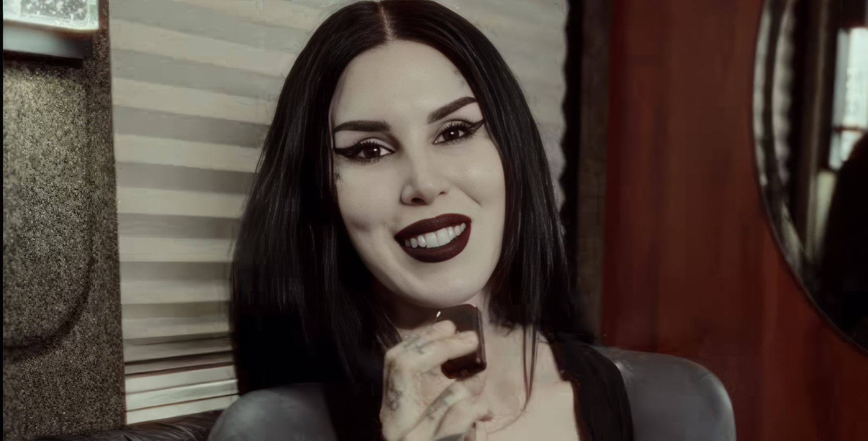 Kat Von D montre son nouveau tatouage après avoir recouvert tout son corps de noir