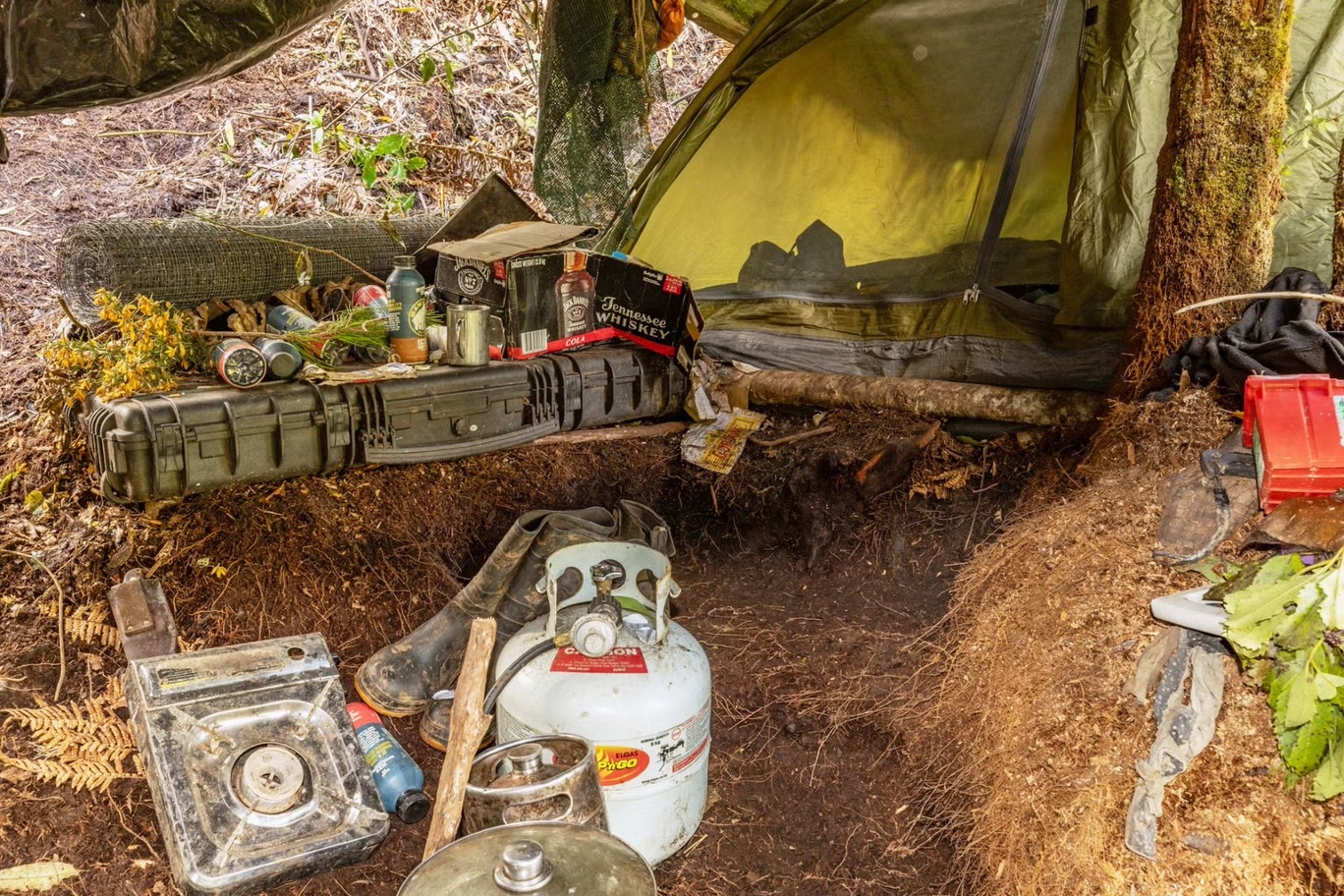 La police publie de nouvelles images du campement du père fugitif où il cachait ses enfants