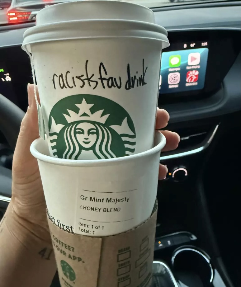 Le message choquant : 'la boisson préférée des racistes'