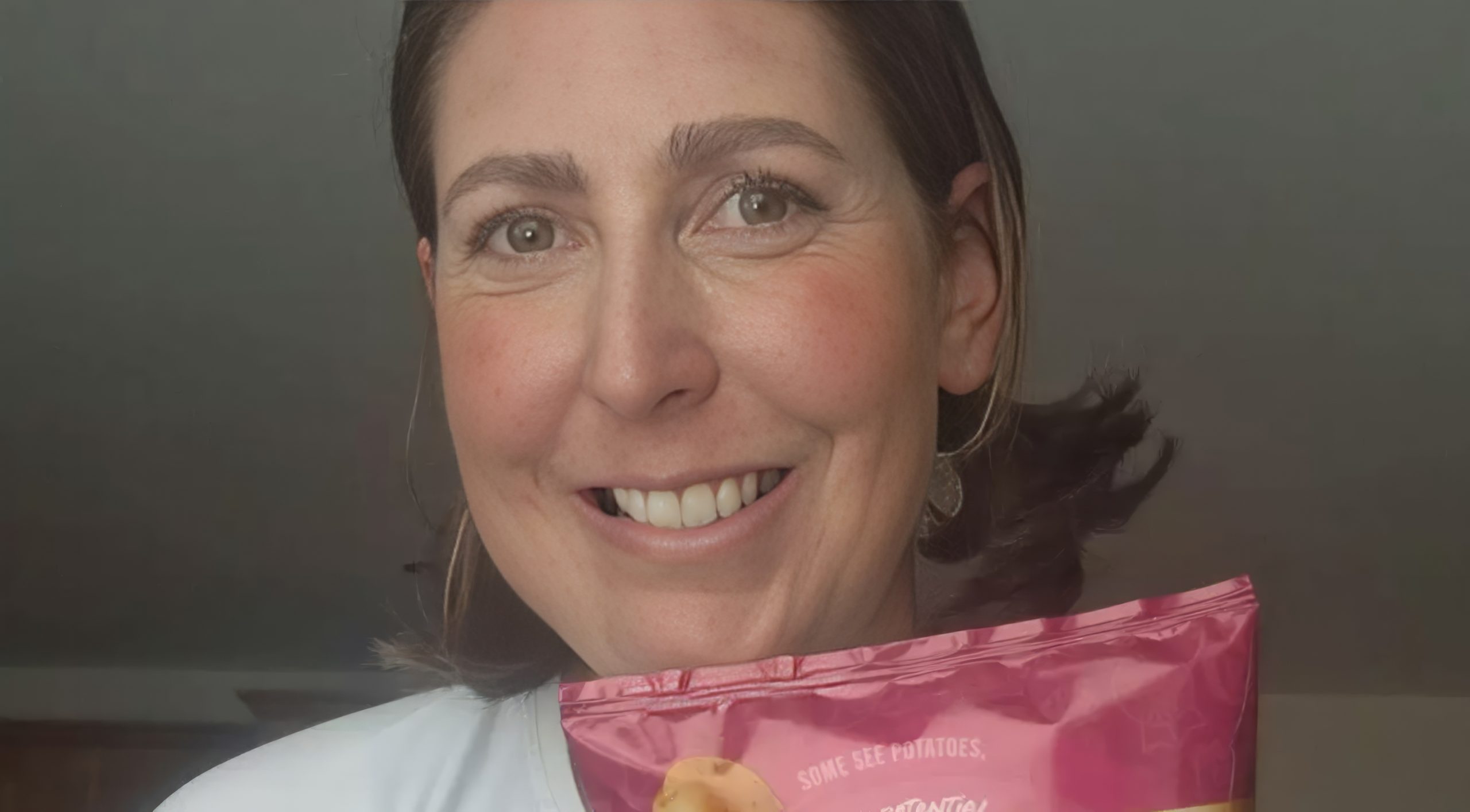 Une femme sauvée grâce à des chips goût cocktail de crevettes qui ont révélé son cancer