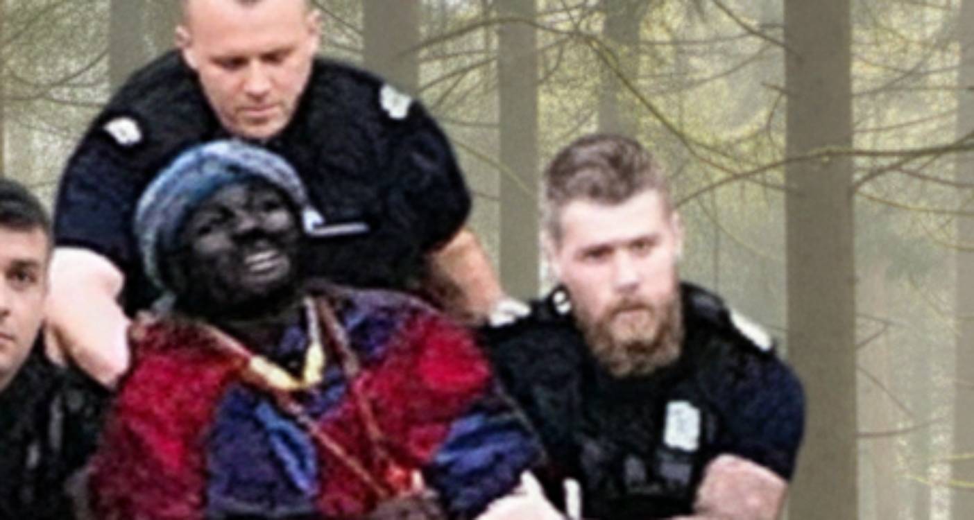 Une &quot;tribu&quot; africaine autoproclamée, vivant dans une forêt écossaise, arrêtée en direct