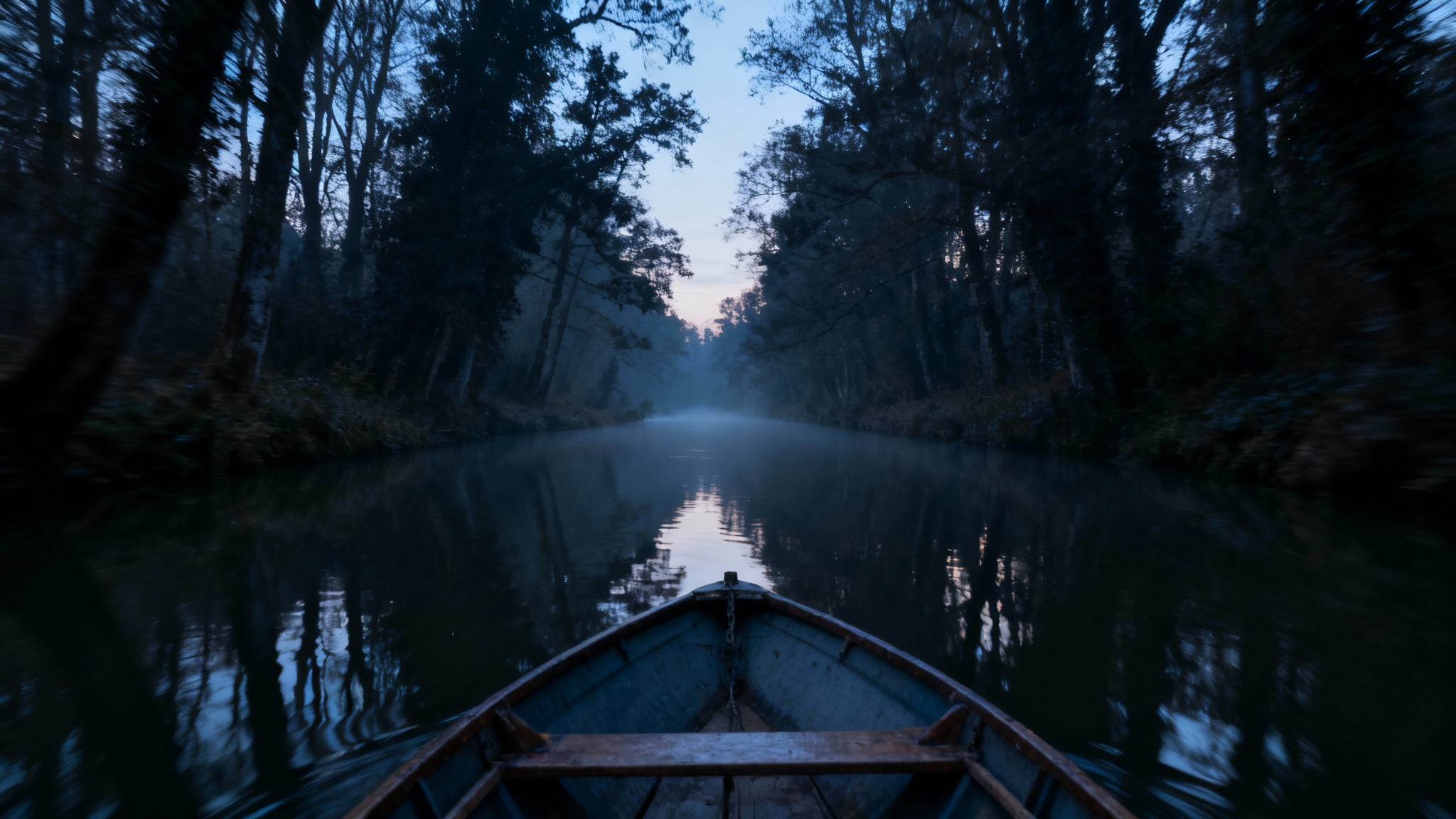 Virée mortelle dans le marais poitevin : un corps retrouvé après la disparition de deux amis en barque