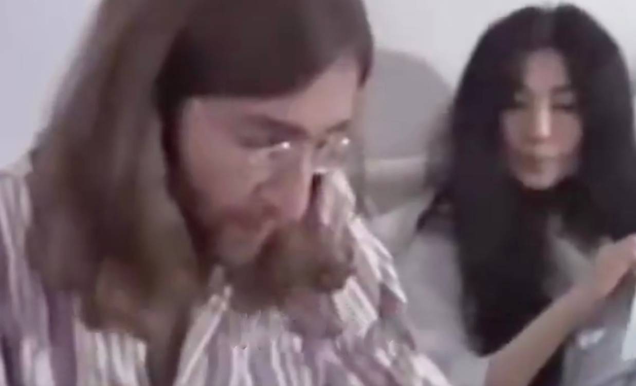 Une vidéo glaçante de John Lennon lisant la lettre d&rsquo;un médium qui avait prédit sa mort 10 ans avant son assassinat