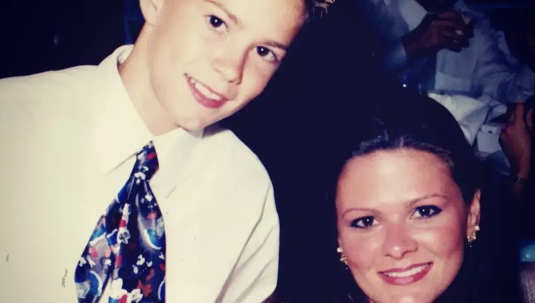 Une mère, à qui l’on avait annoncé le suicide de son fils, découvre son corps exposé dans un musée