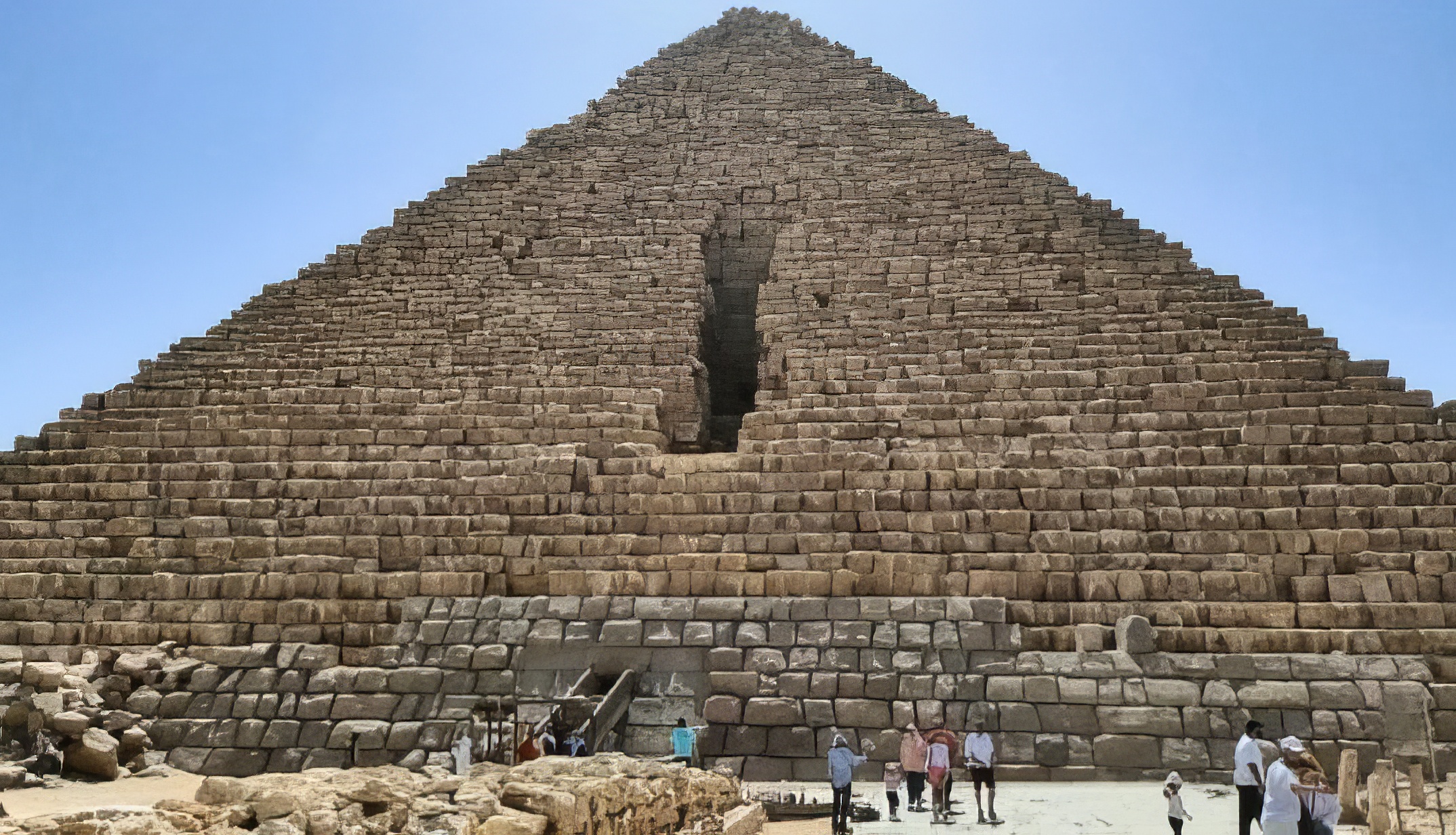 Deux vides mystérieux découverts dans la pyramide de Mykérinos, la plus petite de Gizeh
