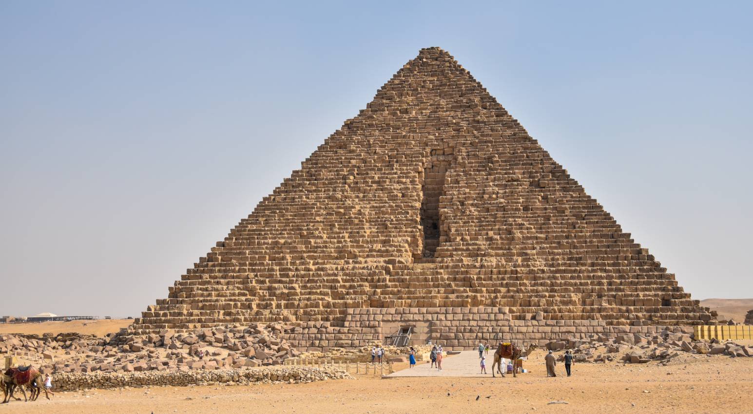 Deux vides mystérieux découverts dans la pyramide de Mykérinos, la plus petite de Gizeh