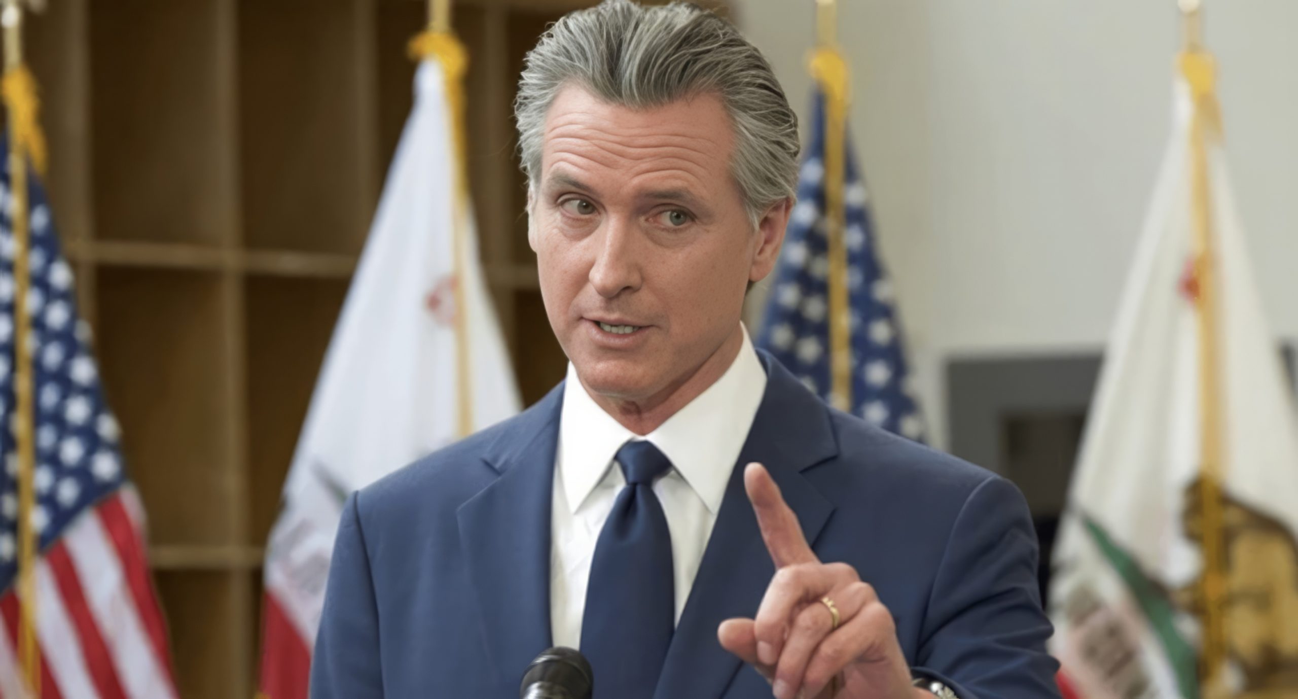 La contre-attaque de Newsom : un "événement de vanité" indéfendable
