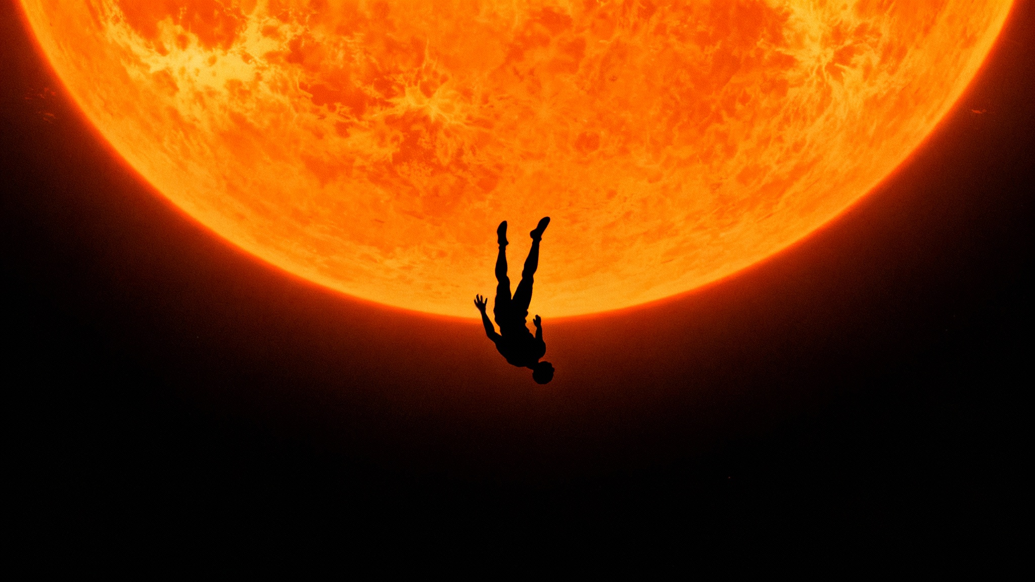 L&rsquo;« Icare » du ciel : Comment un photographe a capturé un parachutiste en chute libre devant la fournaise du Soleil