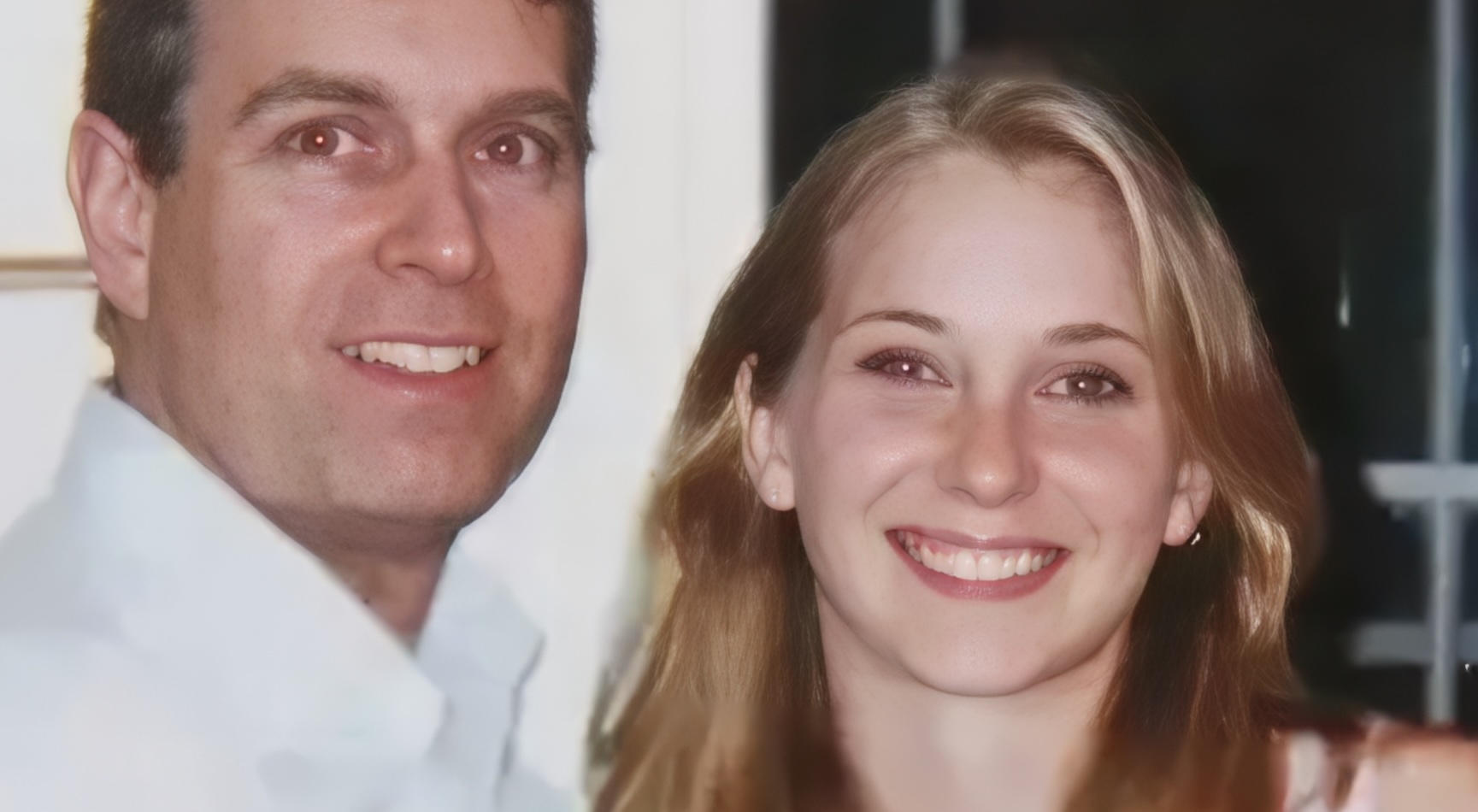Nouveaux emails d&#039;Epstein : la fameuse photo du Prince Andrew et de Virginia Giuffre serait bien réelle
