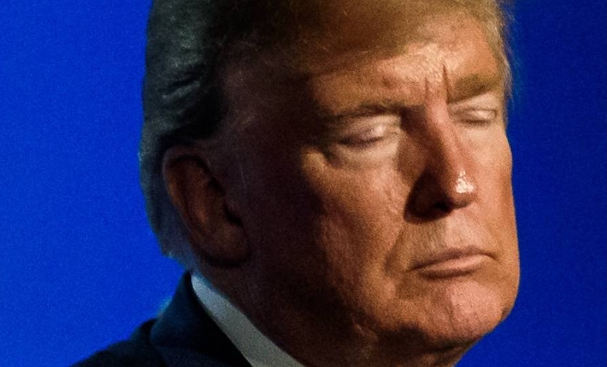 Trump s’endort en direct lors de son dernier meeting à la Maison-Blanche, un gouverneur lui attribue un nouveau surnom