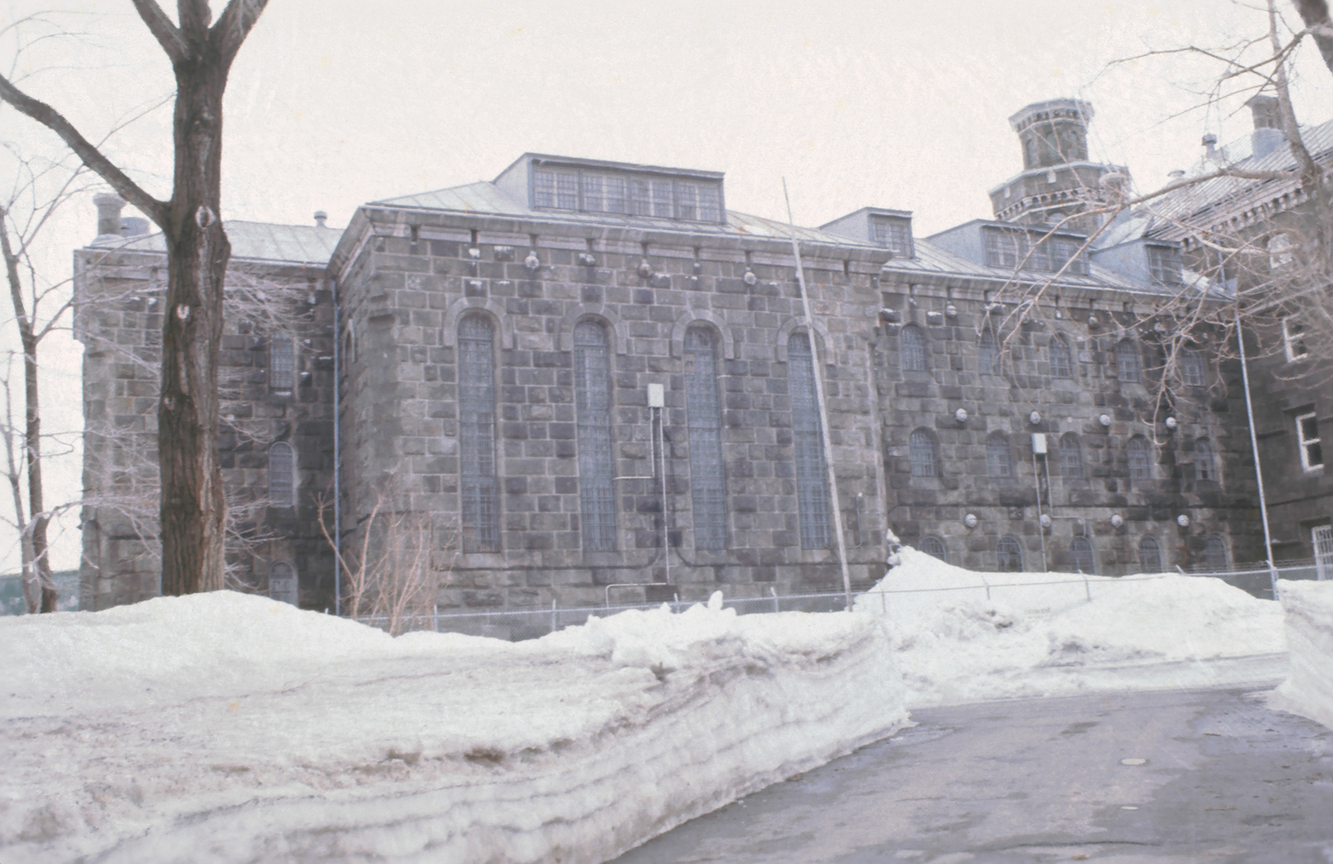 Un détenu de 24 ans dans un état critique après une violente attaque au centre de détention de Québec