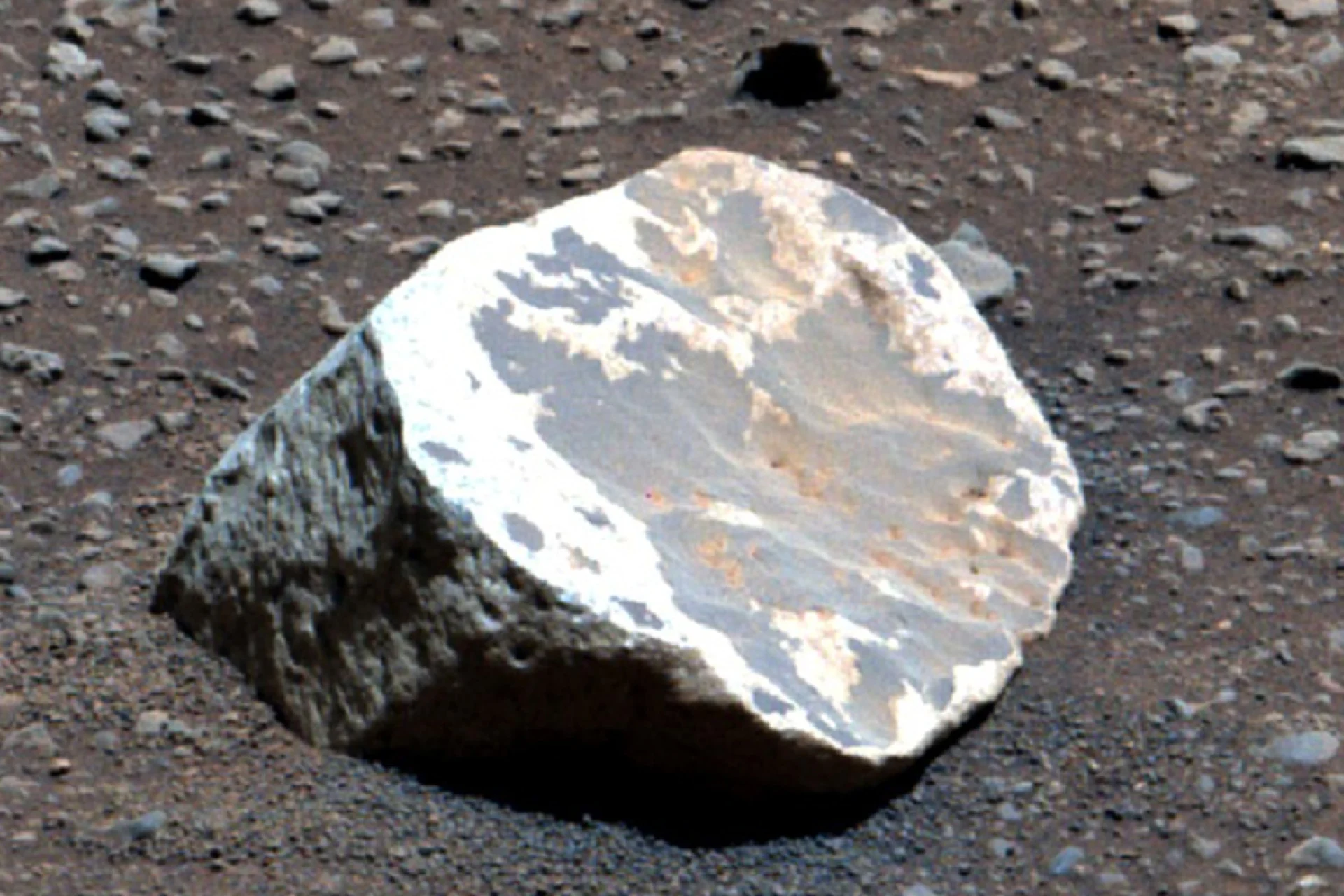 Des tempêtes tropicales sur Mars ? D&#039;étranges roches pâles sèment le doute