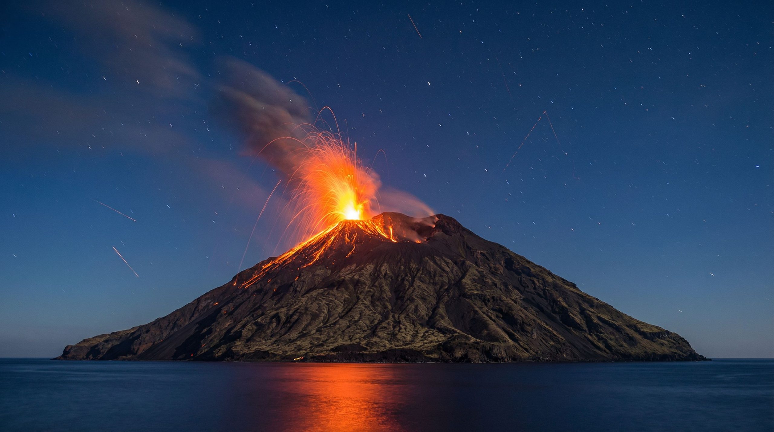 Le Stromboli : Ce volcan insatiable qui crache de la lave depuis plus de deux millénaires