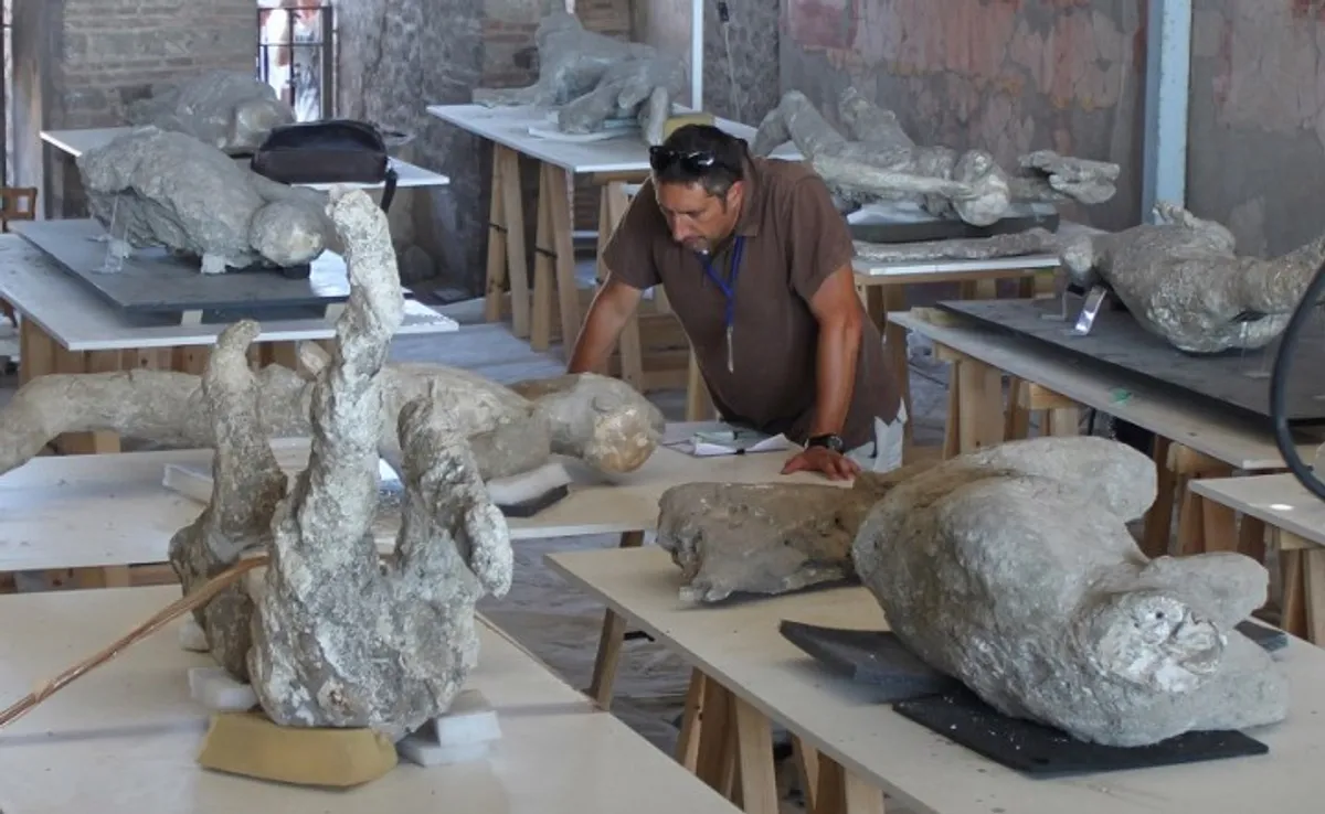 Pourquoi les habitants de Pompéi portaient-ils de lourdes capes en laine au cœur du mois d’août ?