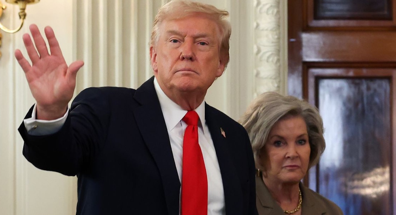 Donald Trump apparaît dans les registres de vol d’Epstein, selon Susie Wiles