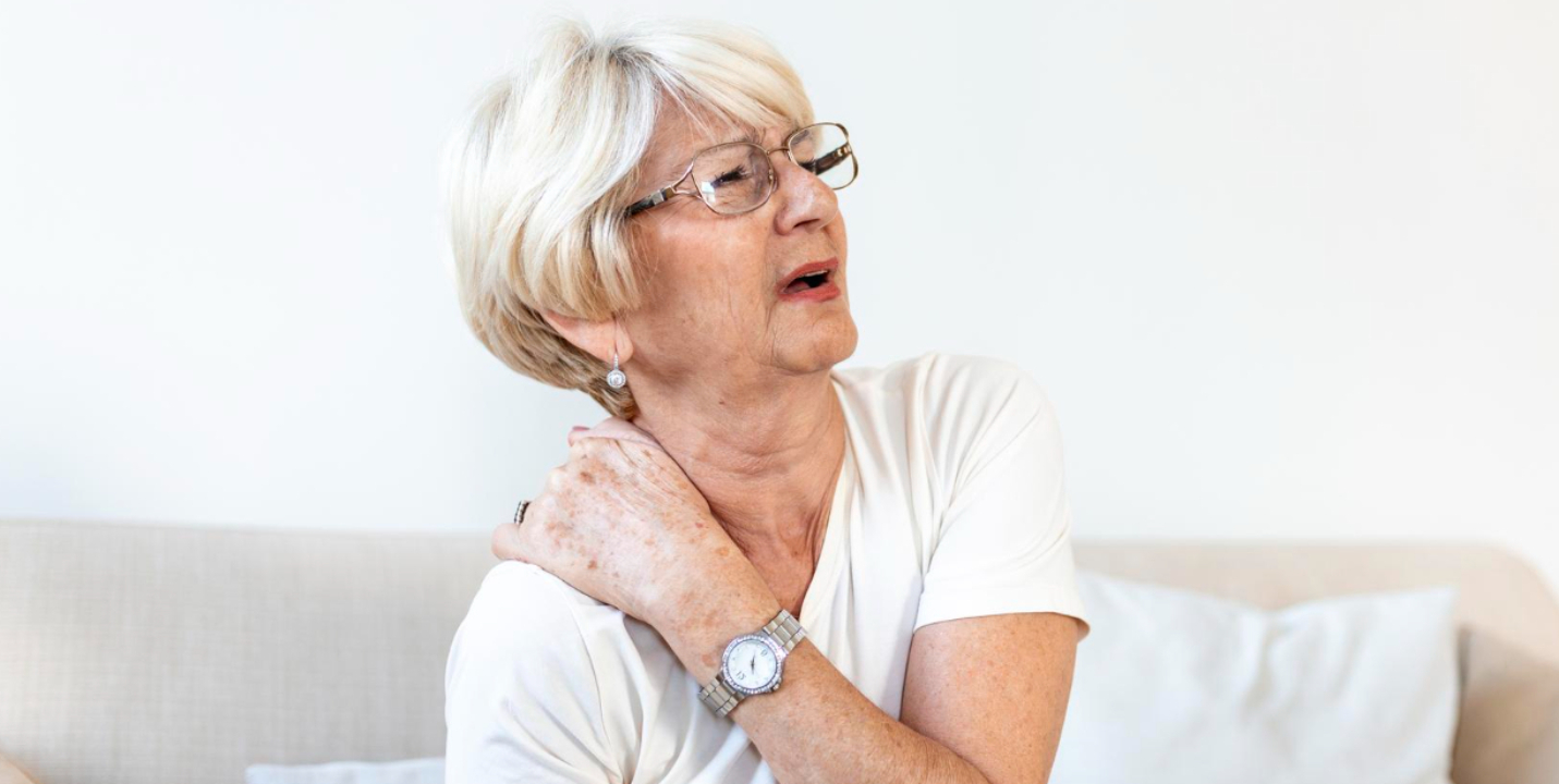 Douleur à l’épaule : elle pourrait être un signe d’alerte du cancer