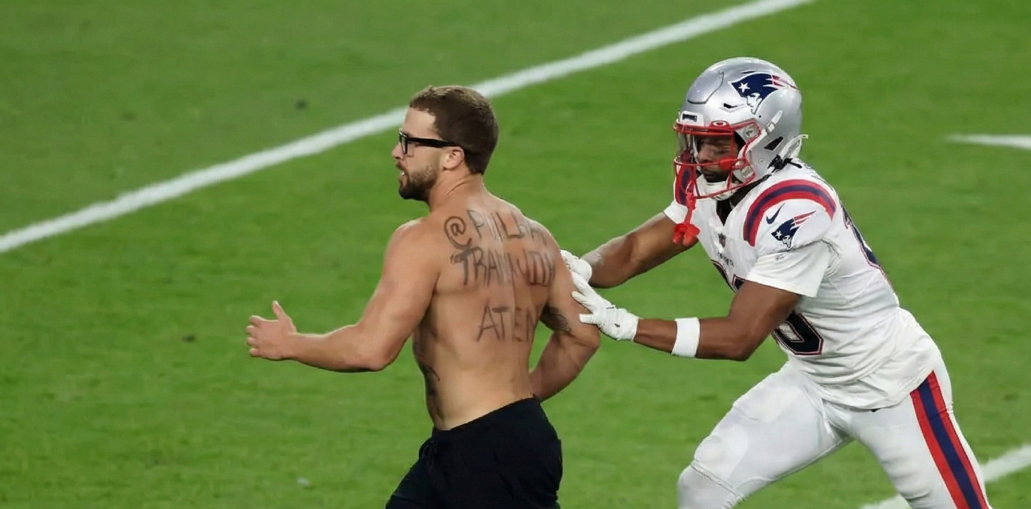 Super Bowl LX : Ce que le streaker avait écrit sur son dos avant d'être plaqué par un joueur