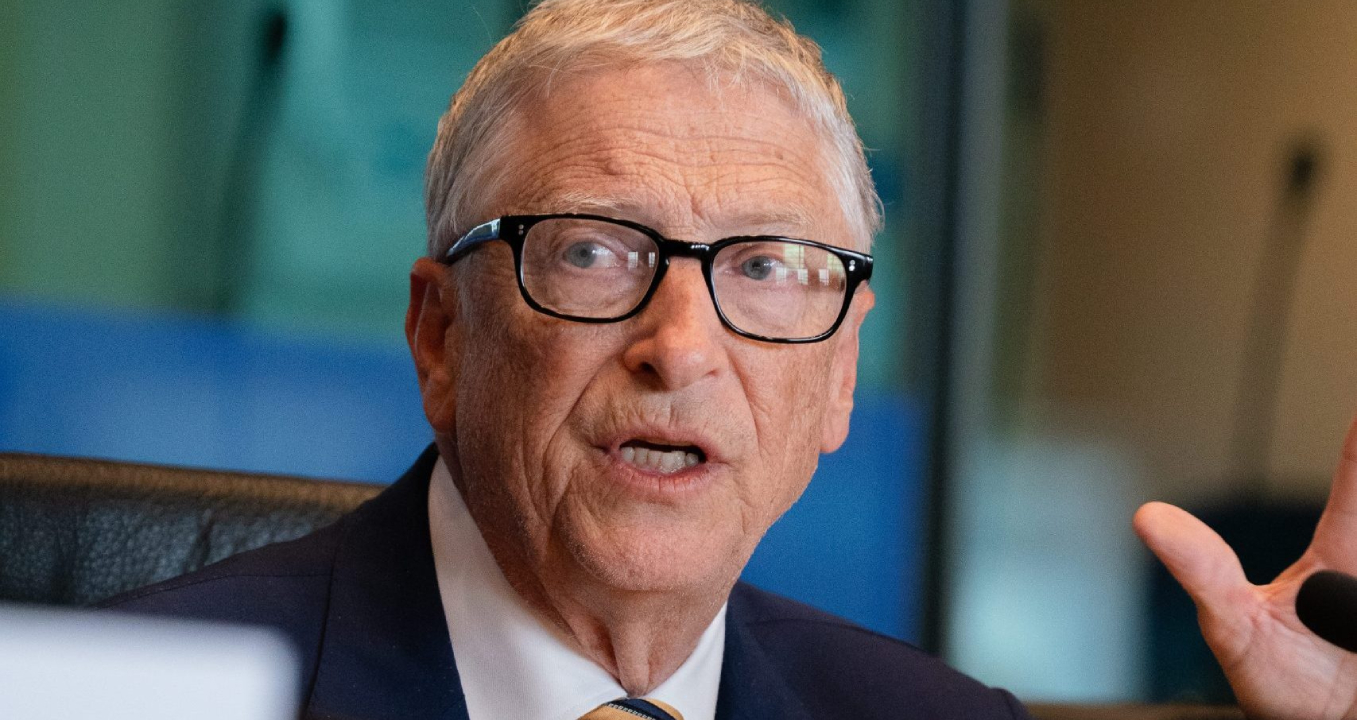 Dossiers Epstein : Bill Gates brise enfin le silence sur les allégations de MST avec des femmes russes