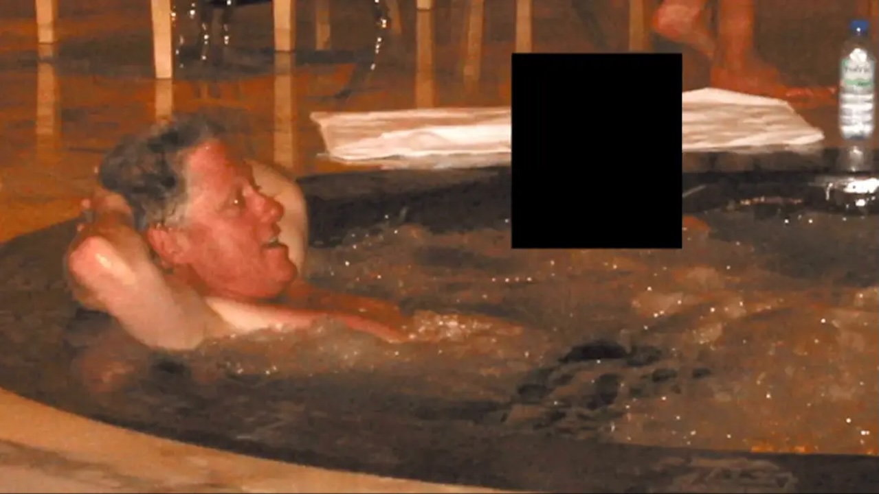Affaire Epstein : Bill Clinton réagit à la photo polémique prise dans un jacuzzi
