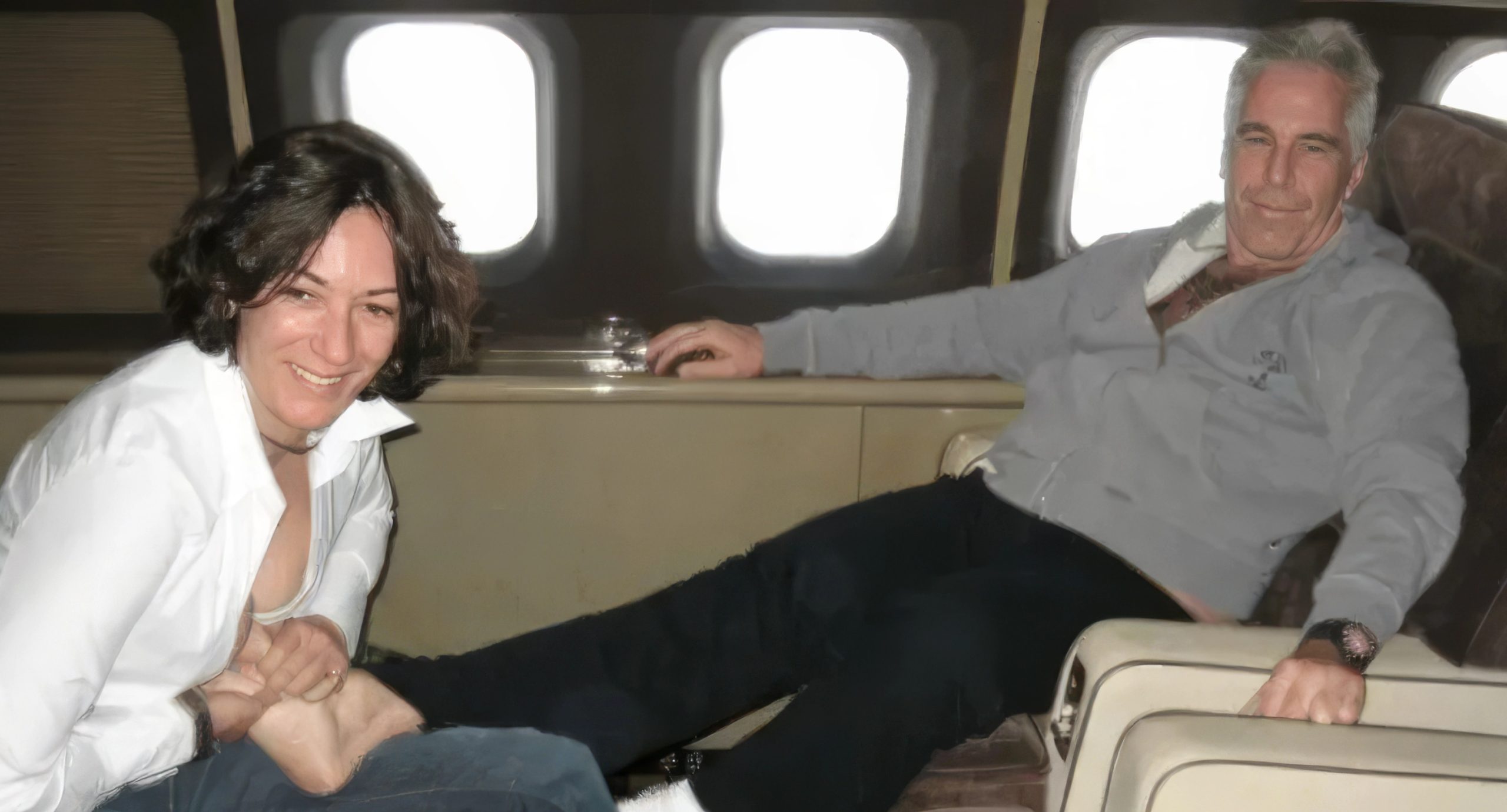 Les découvertes à bord du jet privé d’Epstein, laissé à l’abandon