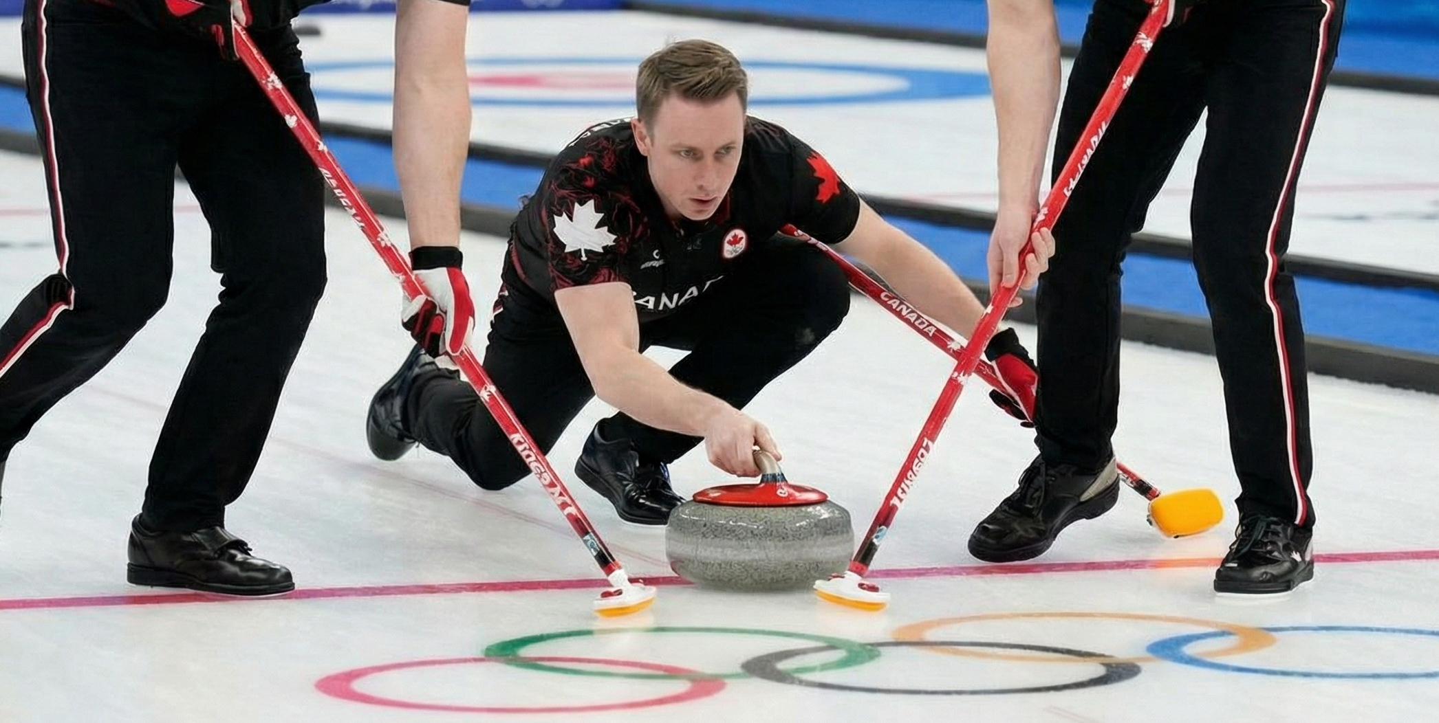 Chaos aux Jeux olympiques d’hiver : un curleur canadien accusé de tricherie s’emporte contre son adversaire