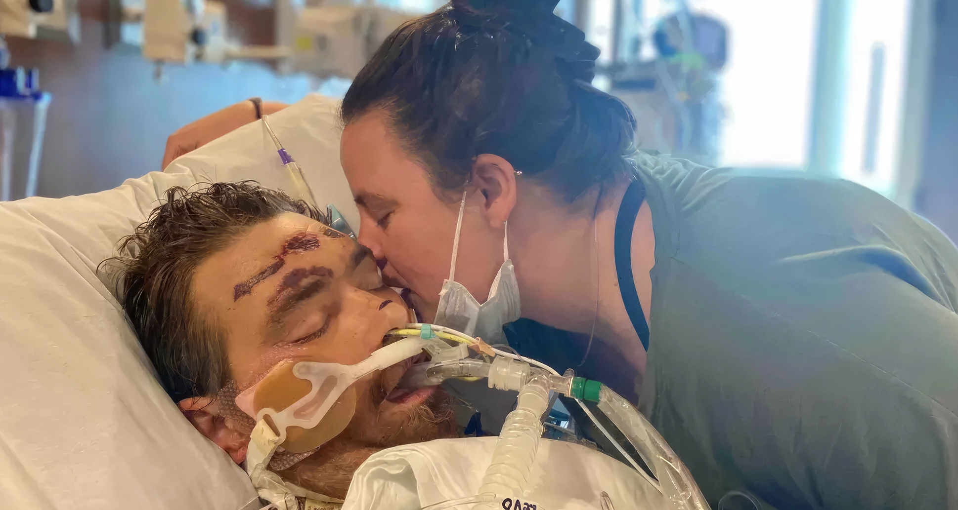 Moment émouvant : l’homme qui a retiré un poil incarné et à qui l’on donnait 4 % de chances de survie se réveille du coma