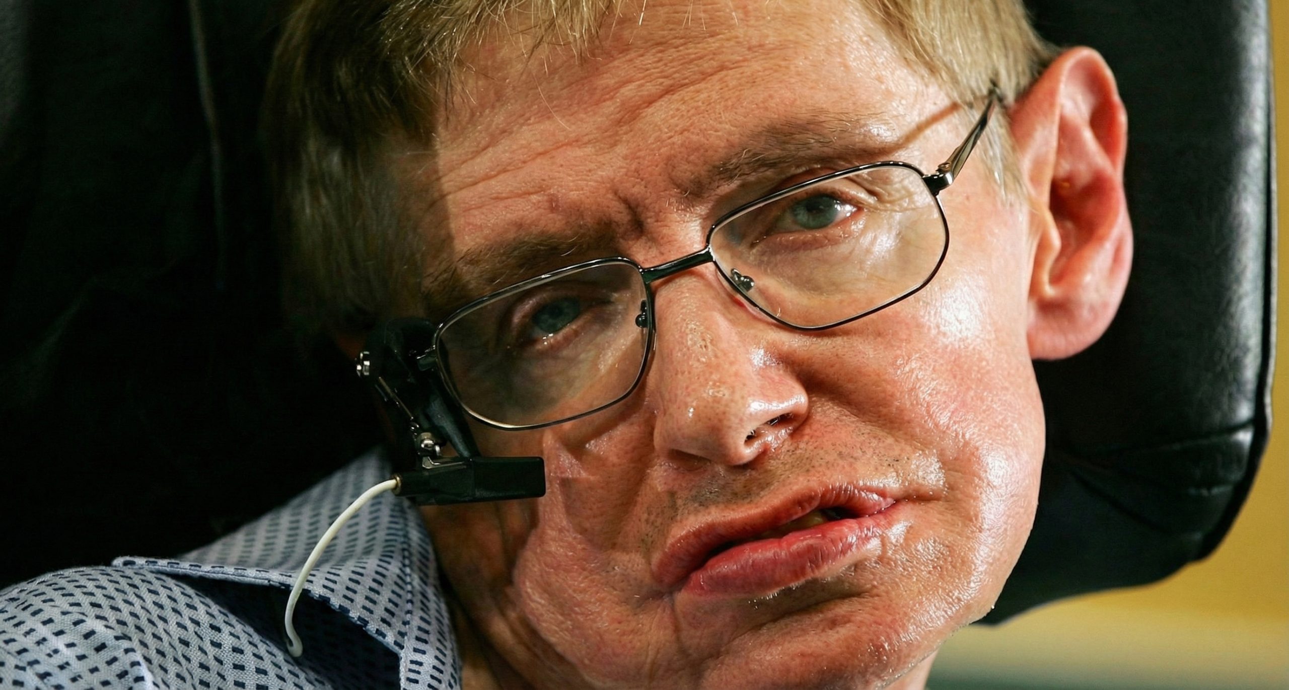 Une photo de Stephen Hawking avec 2 femmes en tenue de plage apparaît dans les documents liés à Epstein