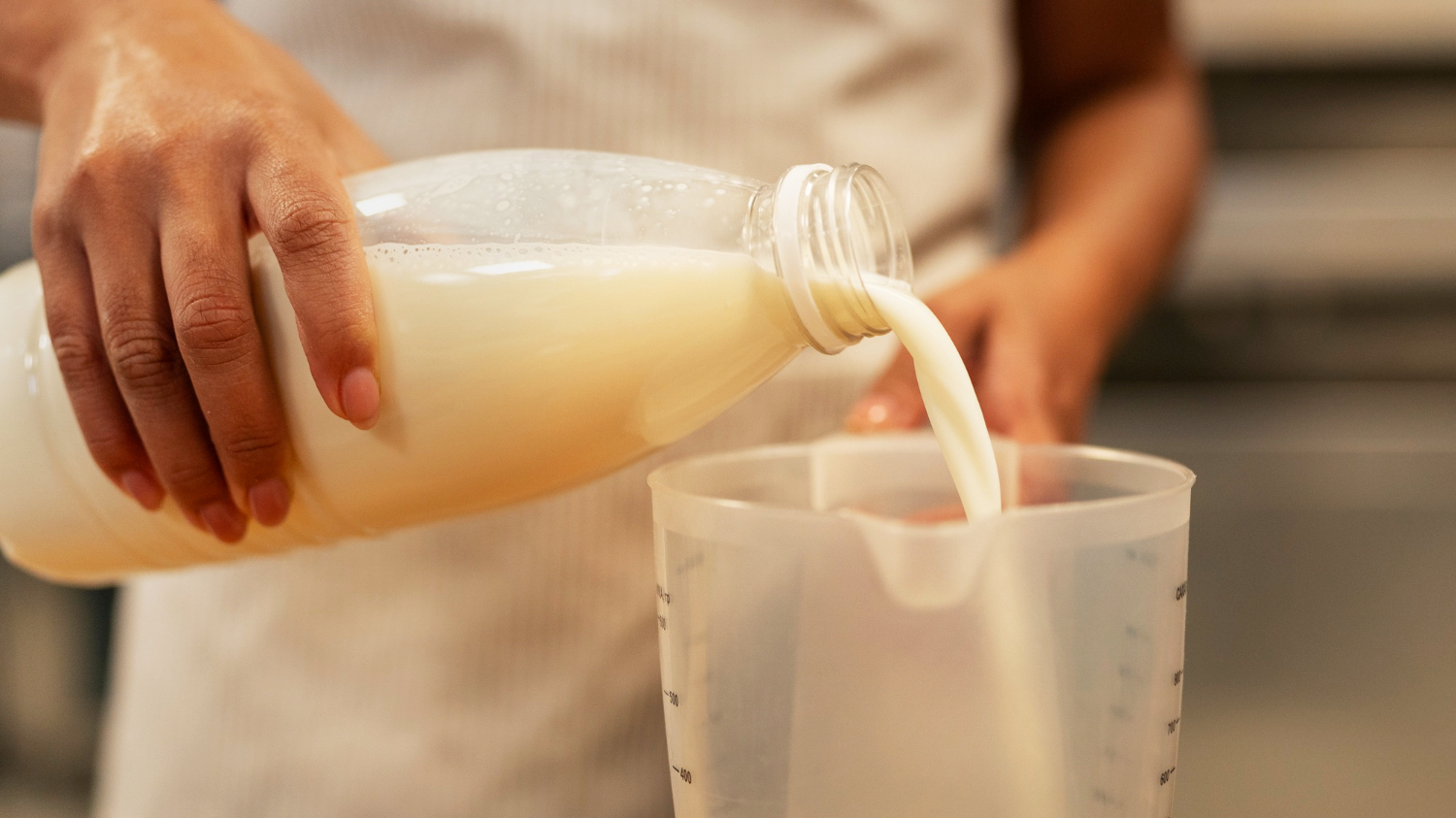 Drame : Un nouveau-né décède après que sa mère a bu du lait cru, ce qui suscite de nouvelles mises en garde