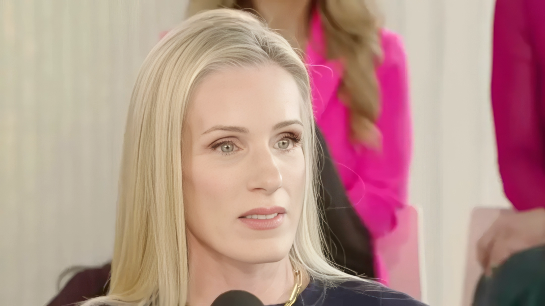 Femme impliquée sur la 'kiss cam' de Coldplay avec un CEO revient sur le scandale et raconte tout