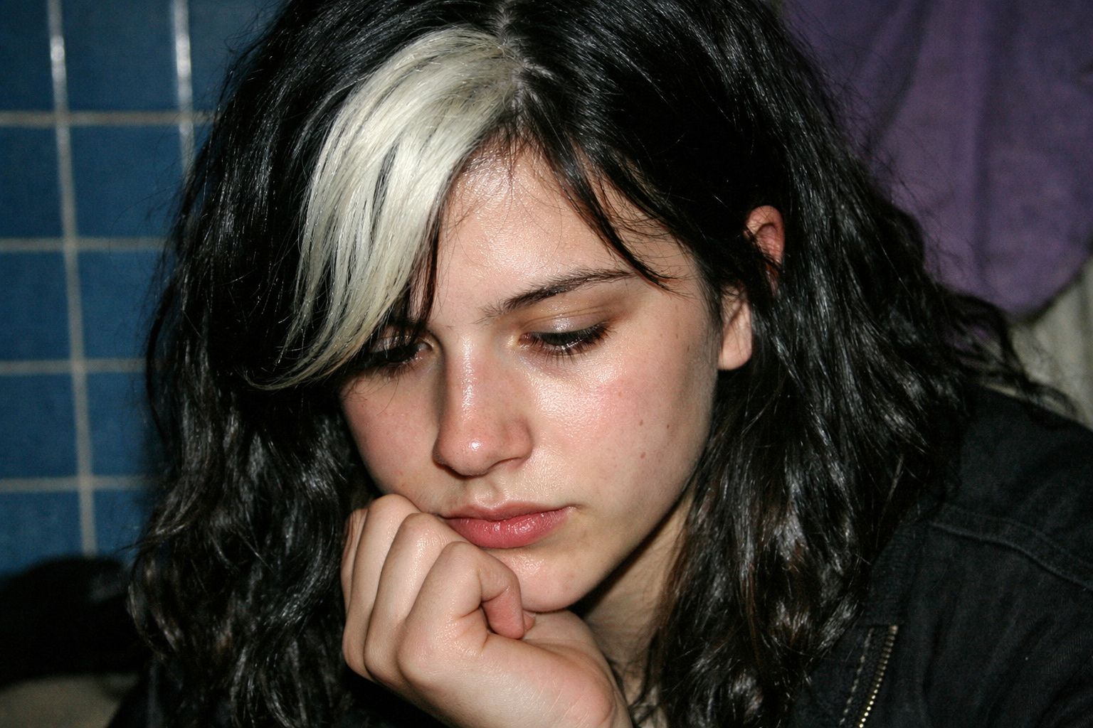 Pourquoi certaines personnes naissent-elles avec une mèche blanche dans les cheveux ? Ce phénomène s’appelle la « Mallen streak »