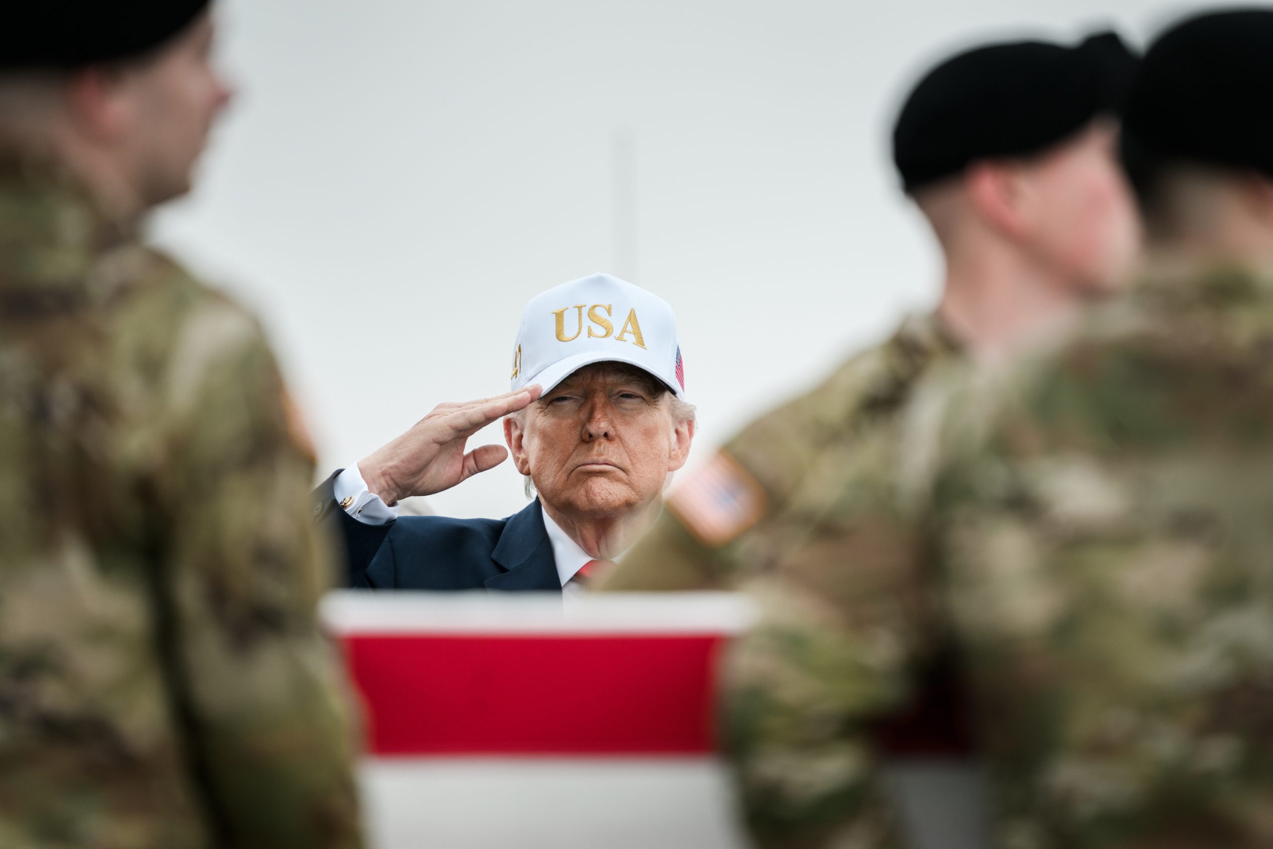 Guerre contre l'Iran : Trump accueille les dépouilles des premiers soldats tombés