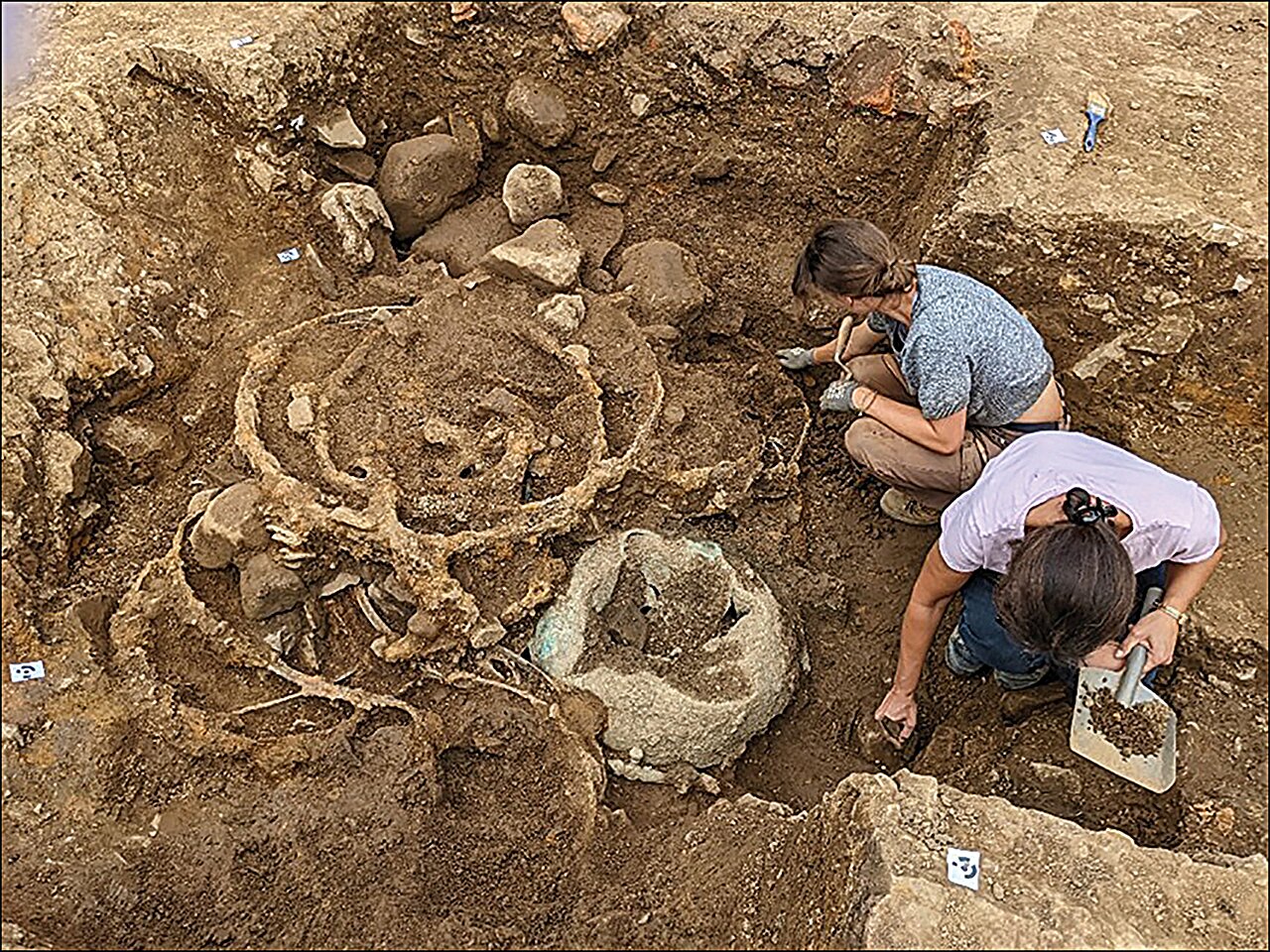 Un trésor enfoui au Royaume-Uni révèle l'existence insoupçonnée de chariots à quatre roues