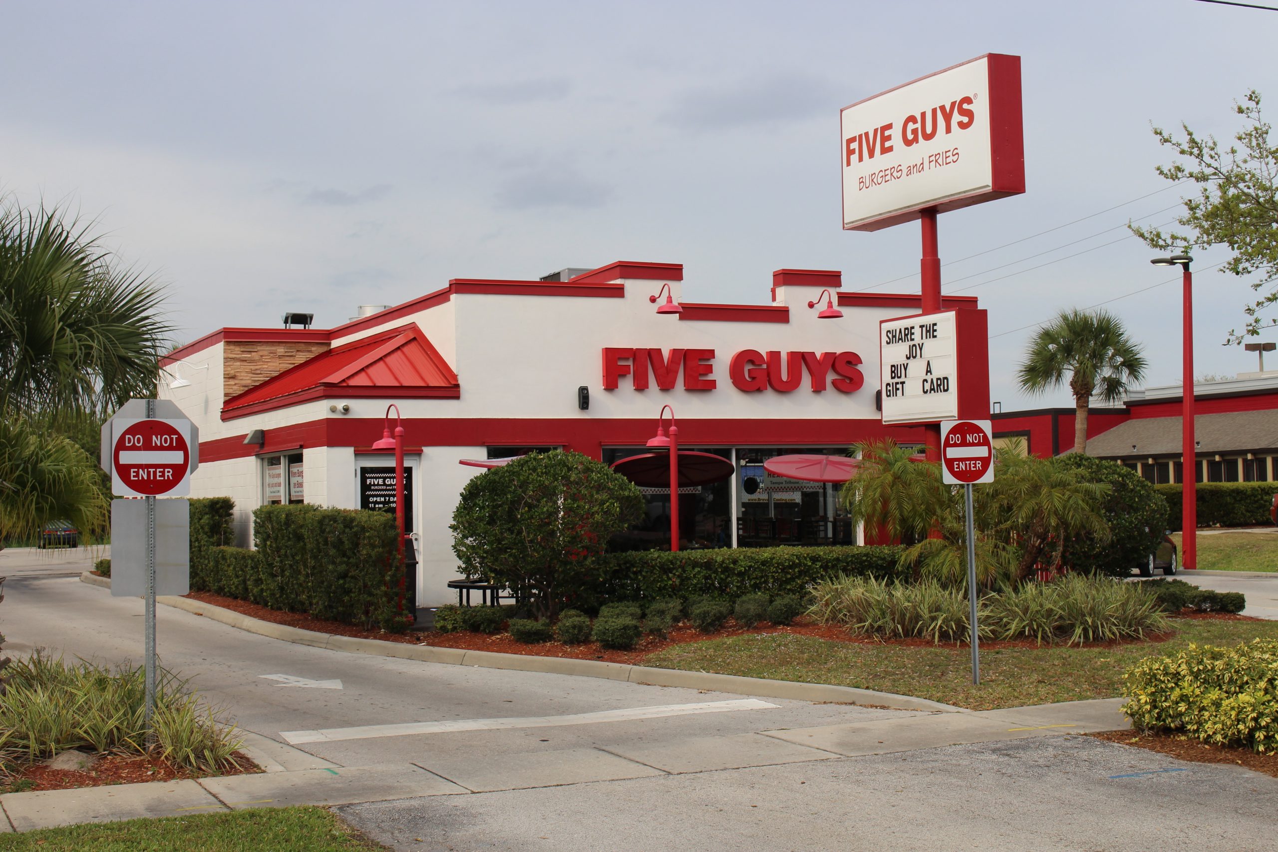 Comment le patron de Five Guys a distribué 1,5 million de dollars à ses employés après une crise inattendue