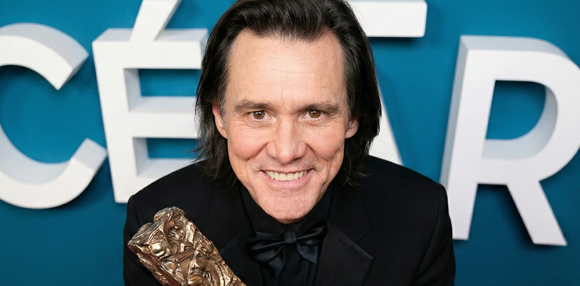 Le make-up artist Alexis Stone prétend être l’imposteur de Jim Carrey après une conspiration de clones 