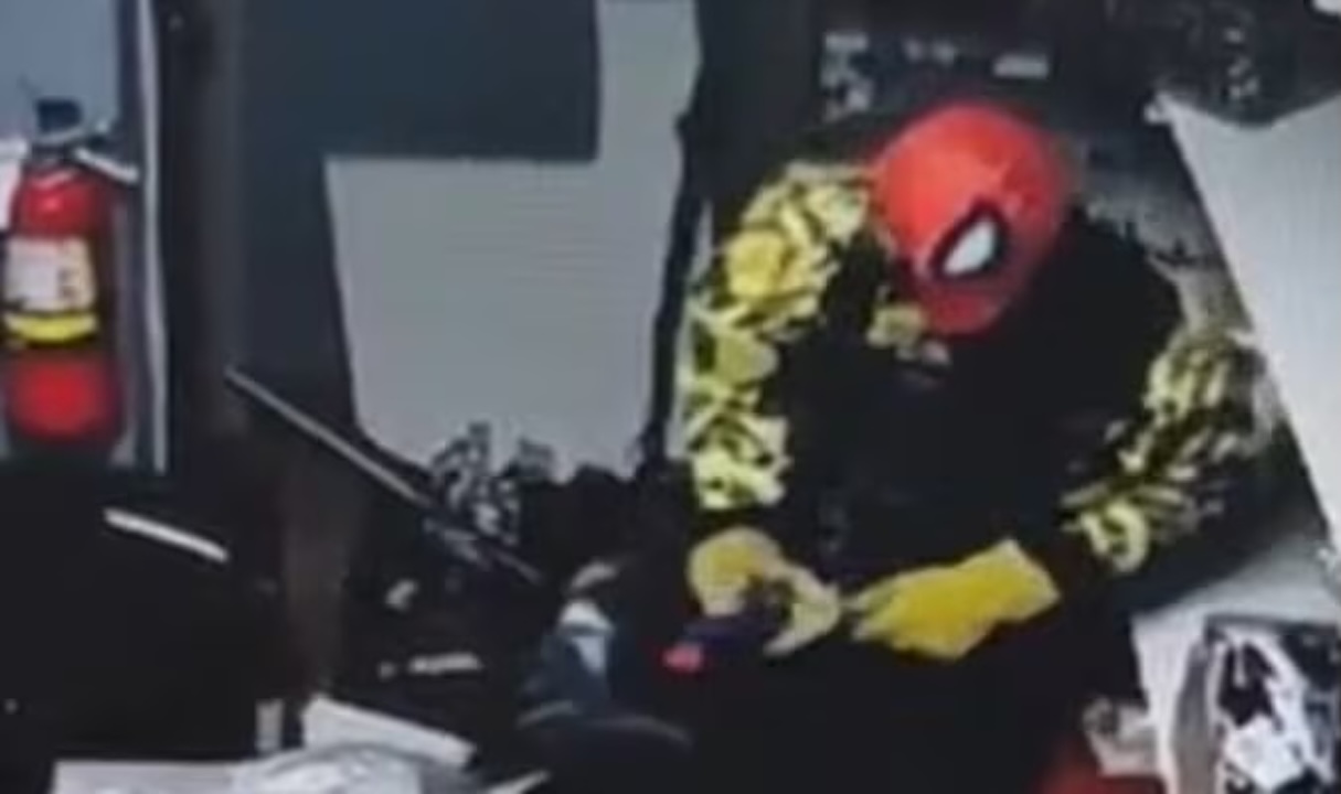 Canada : un homme masqué en Spider-Man dérobe 65 000 $ après une intrusion par le toit d’un commerce