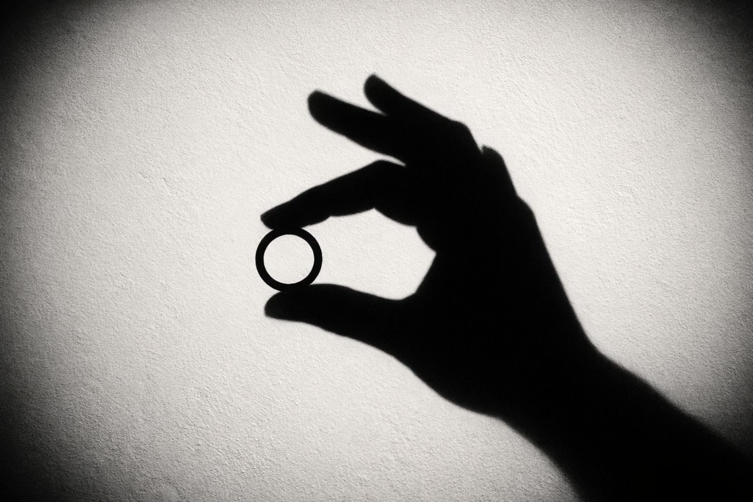 Un utilisateur de détecteur de métaux découvre une bague ancienne : son inscription mystérieuse intrigue les experts